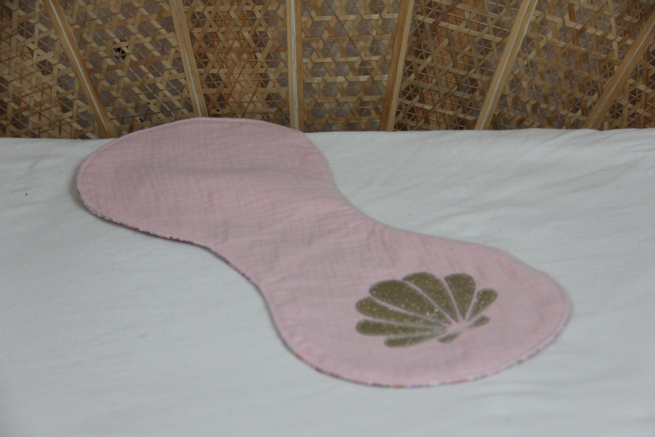 Bavoir d'épaule - Collection Coquillage - Rose/Liberty rose - Fabrication artisanale
