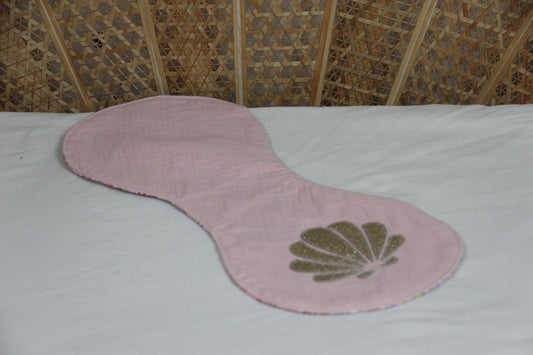 Bavoir d'épaule - Collection Coquillage - Rose/Liberty rose - Fabrication artisanale