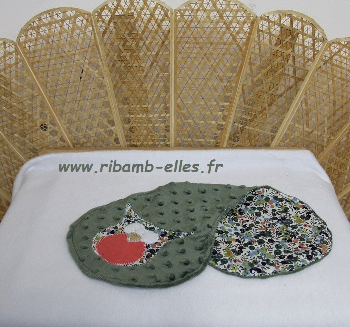 Bavoir d'épaule - Collection Hibou - Kaki/Corail - Fabrication artisanale vue pliée
