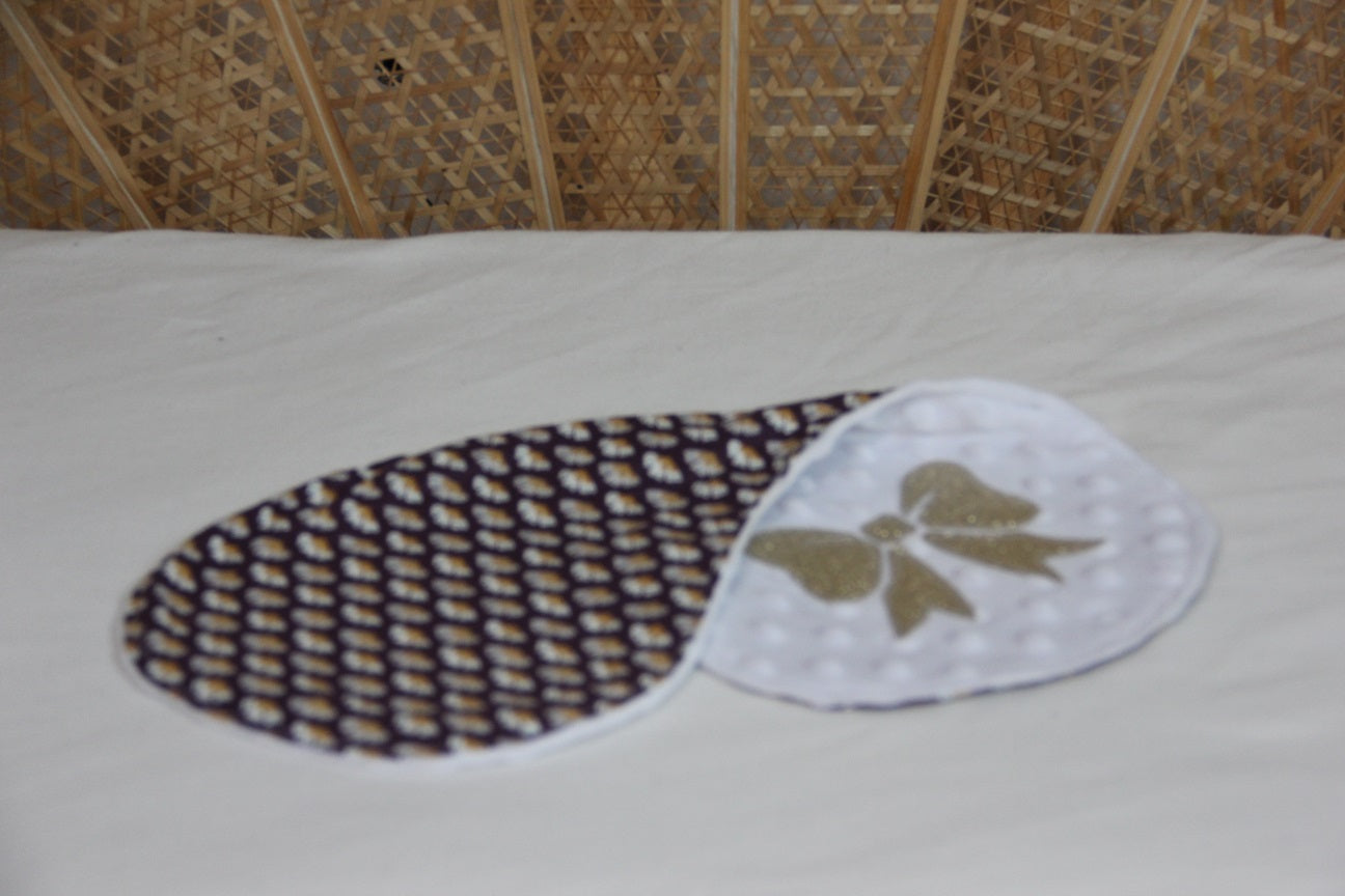 Bavoir d'épaule - Collection Noeud Papillon - Blanc/Grenat - Fabrication artisanale vue pliée