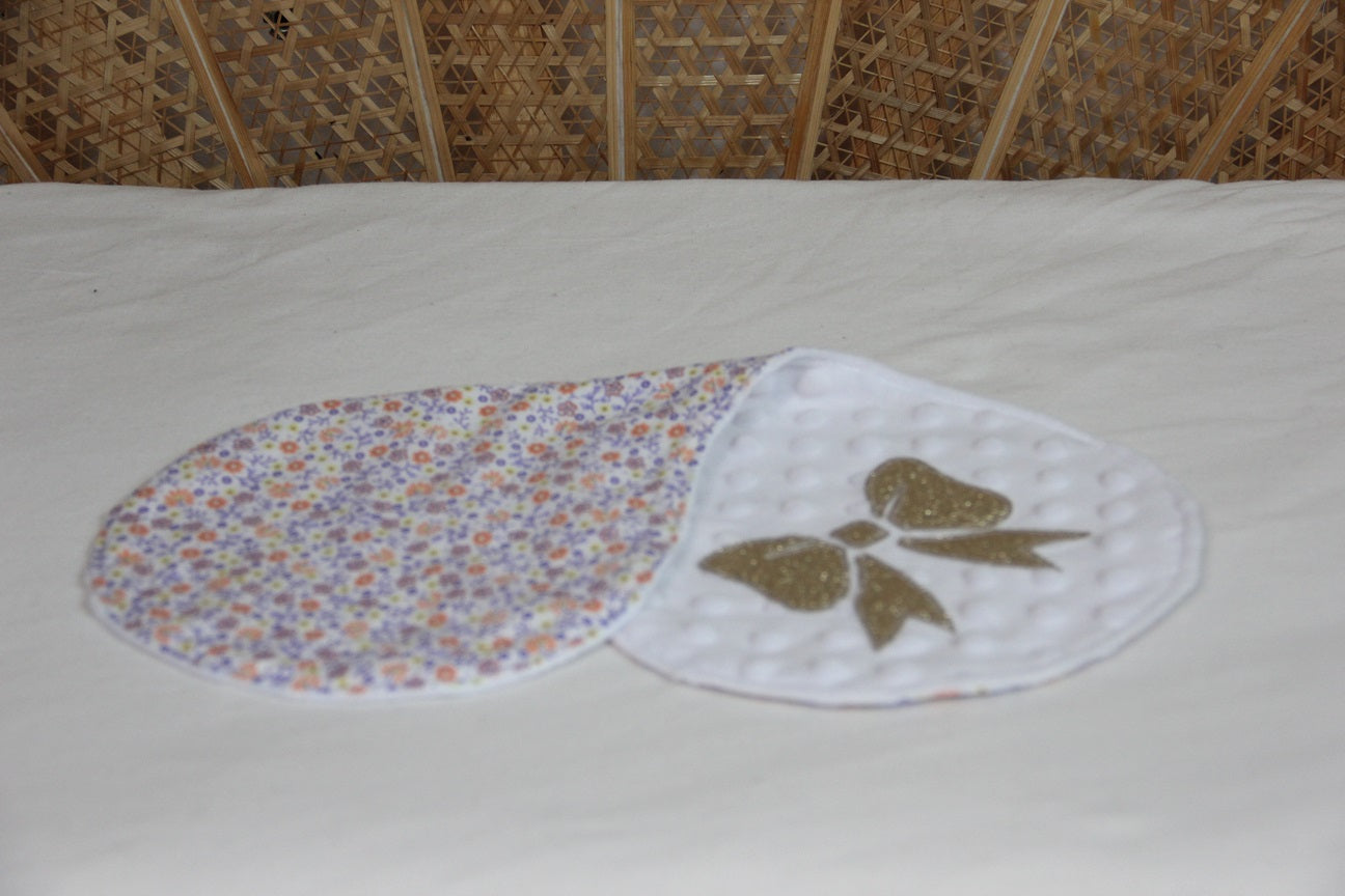 Bavoir d'épaule - Collection Noeud Papillon - Blanc/Liberty parme - Fabrication artisanale vue pliée