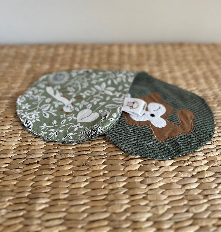 Bavoir d'épaule - Collection renard - vert sauge/noisette | Fabrication artisanale vue pliee