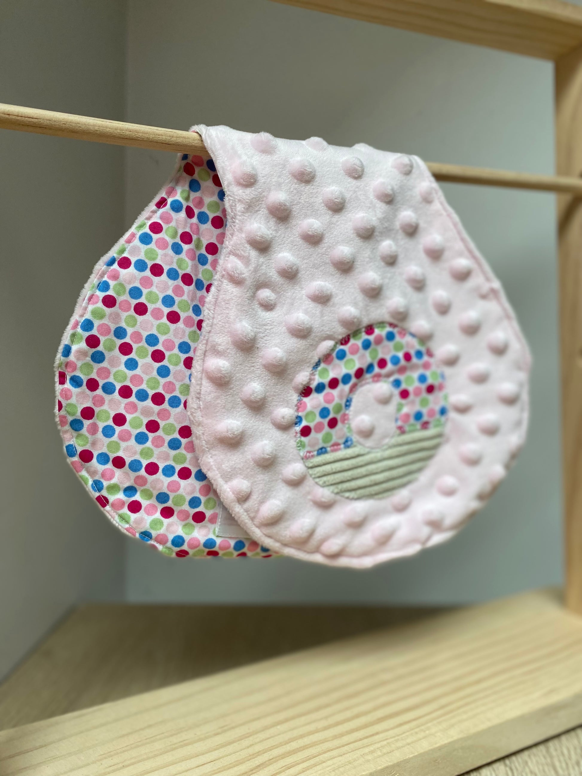 Bavoir d'épaule - petit donut - Rose/Fuchsia - Fabrication artisanale vue pliée