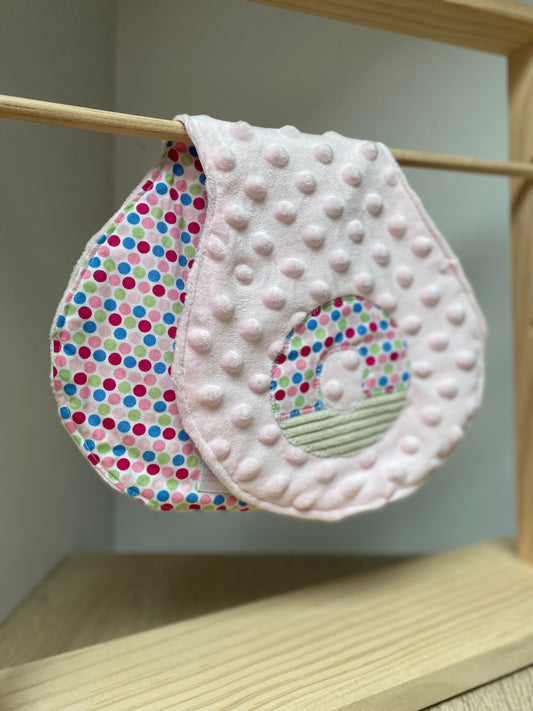 Bavoir d'épaule - petit donut - Rose/Fuchsia - Fabrication artisanale vue pliée