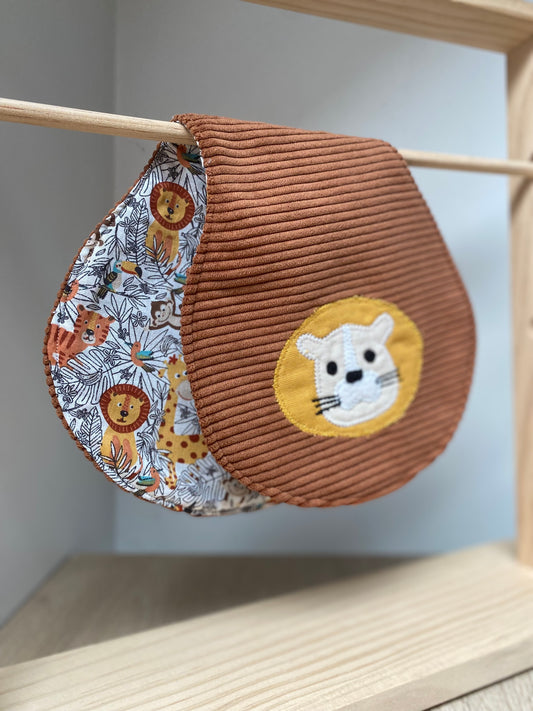 Bavoir d'épaule - petit lion - Marron/Moutarde - Fabrication artisanale vue pliée