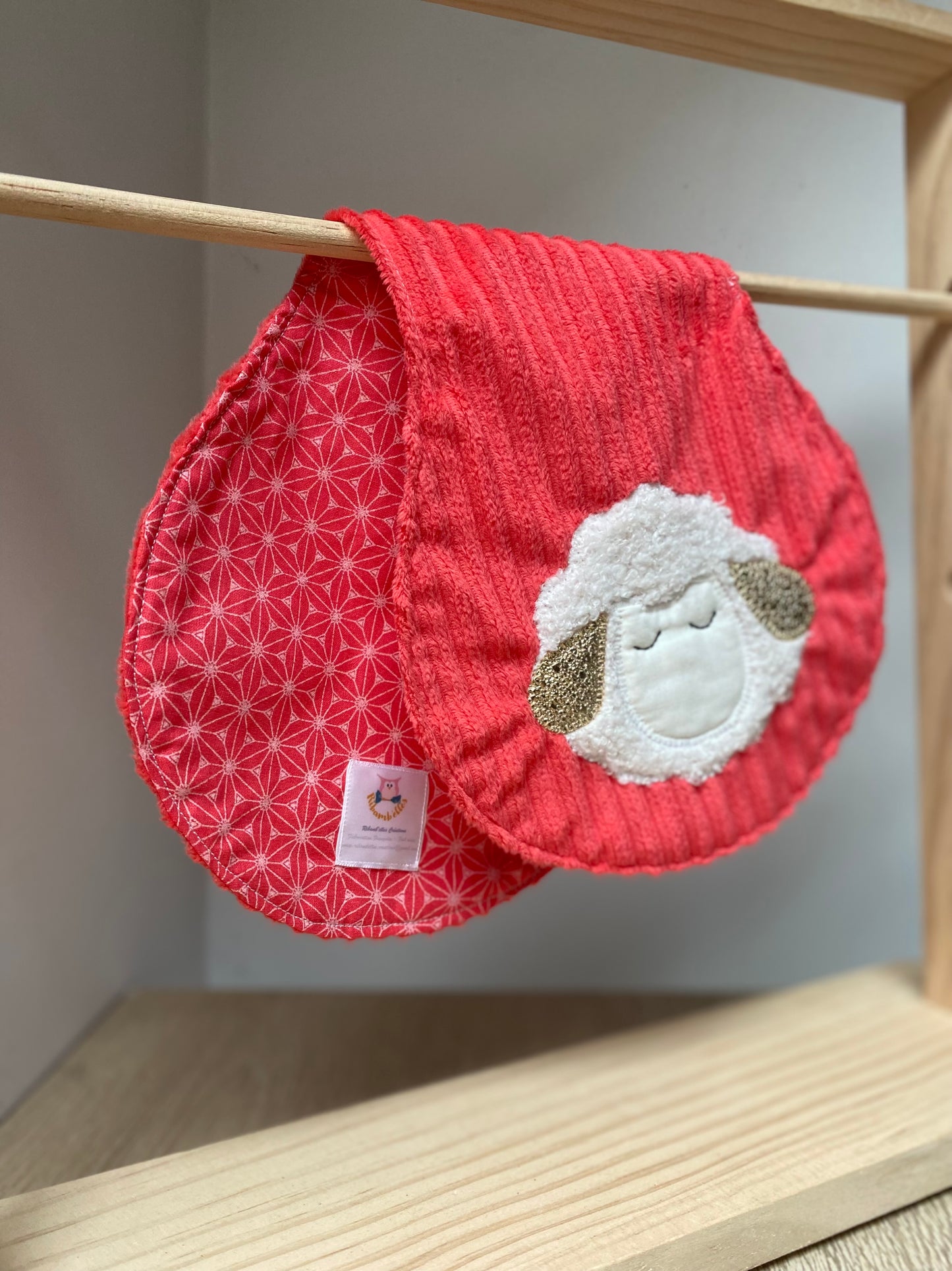 Bavoir d'épaule - petit mouton - Fuchsia/Crème - Fabrication artisanale vue pliée