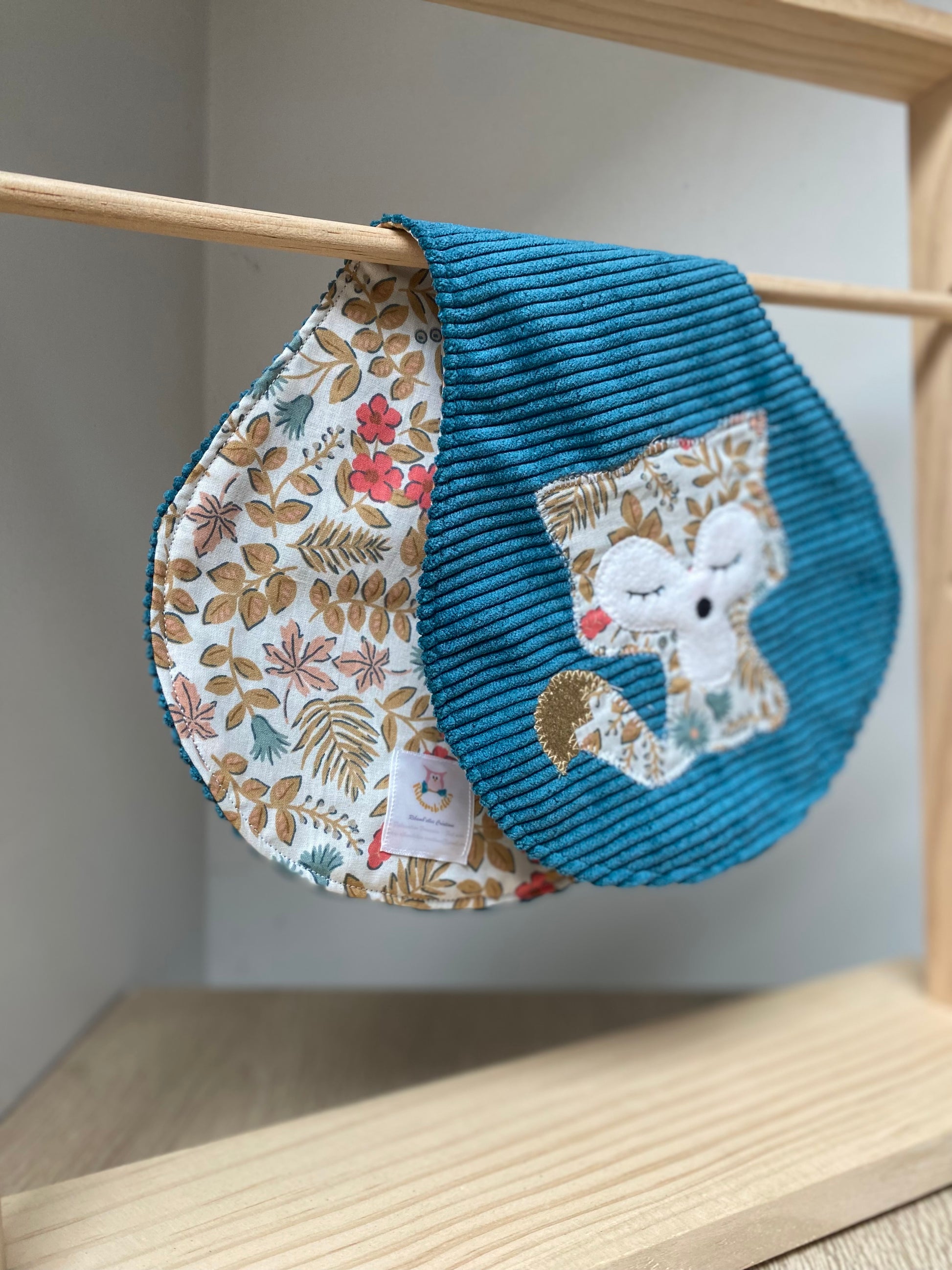 Bavoir d'épaule - petit renard - Bleu/Rose/Taupe - Fabrication artisanale vue pliée