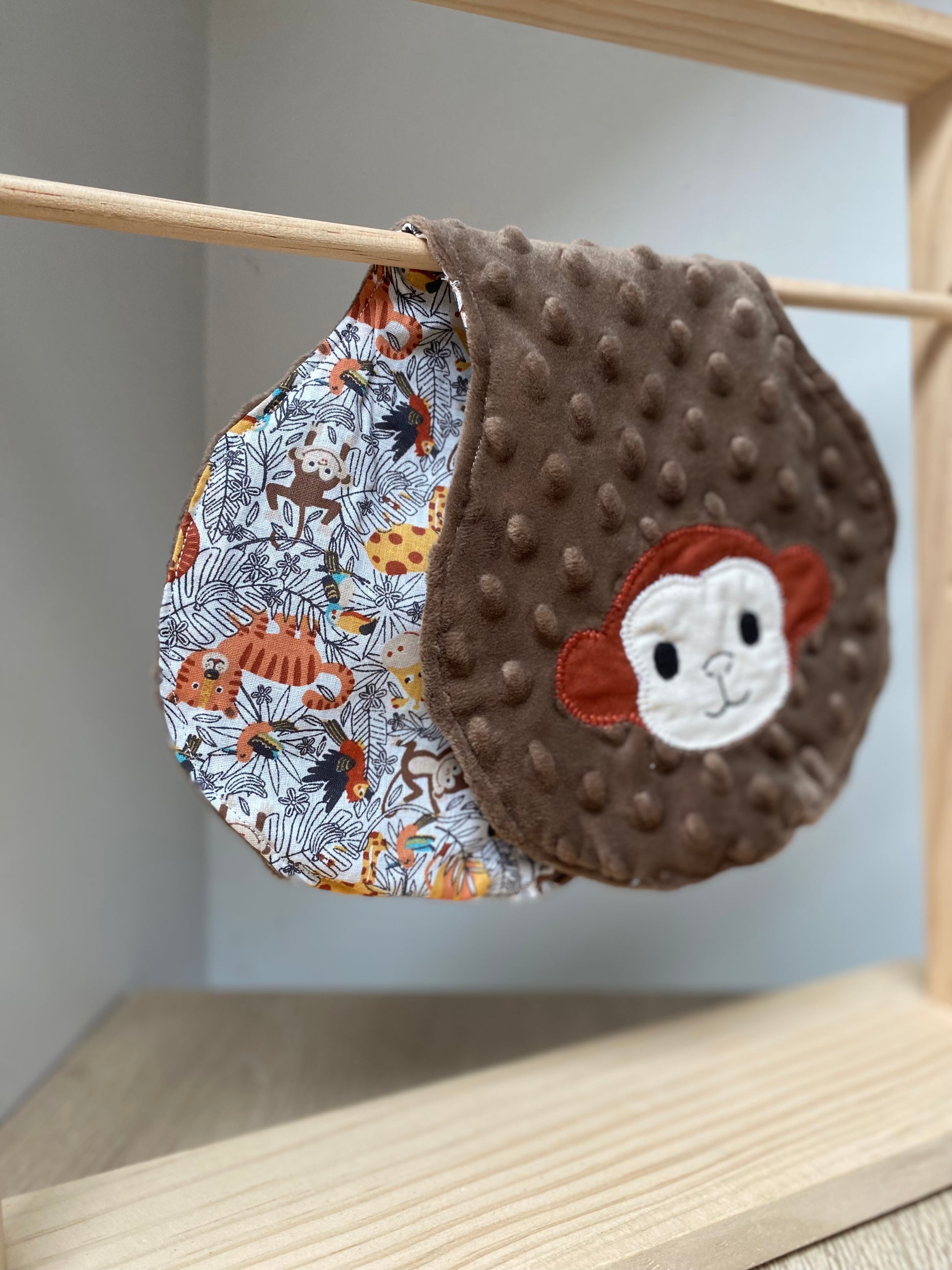 Bavoir d'épaule - petit singe - Marron/Brique - Fabrication artisanale vue pliée