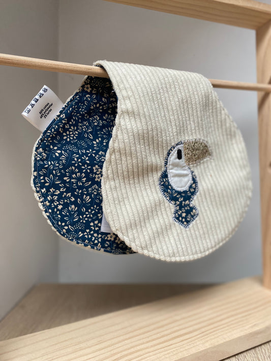Bavoir d'épaule - petit toucan - Crème/Bleu - Fabrication artisanale vue pliée