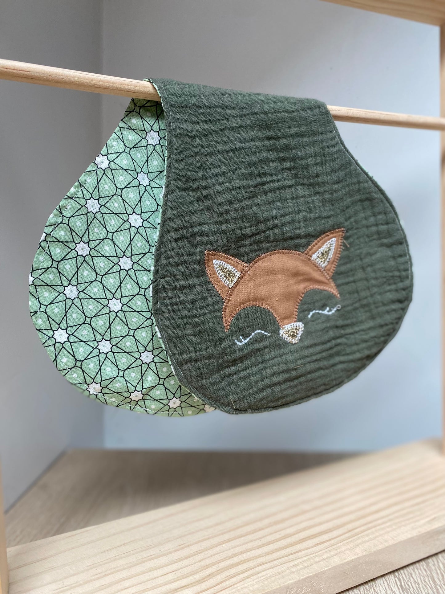 Bavoir d'épaule - petit cerf - Vert