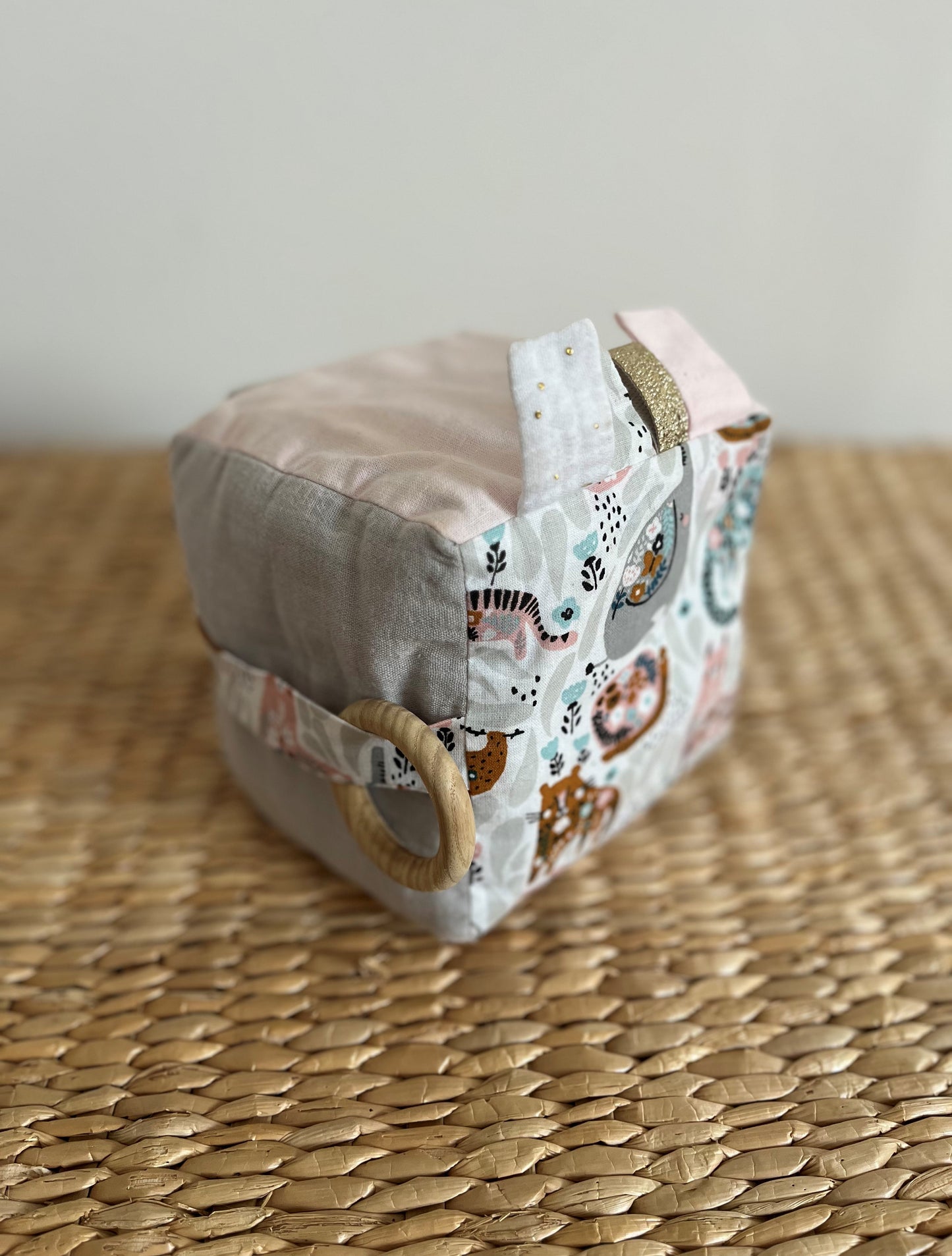 Cube éveil - Collection Eléphant - Rose clair/Gris - Fabrication artisanale face2