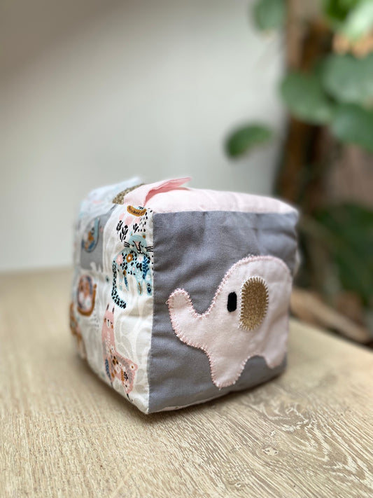 Cube éveil - Collection Eléphant - Rose clair/Gris - Fabrication artisanale vue motif
