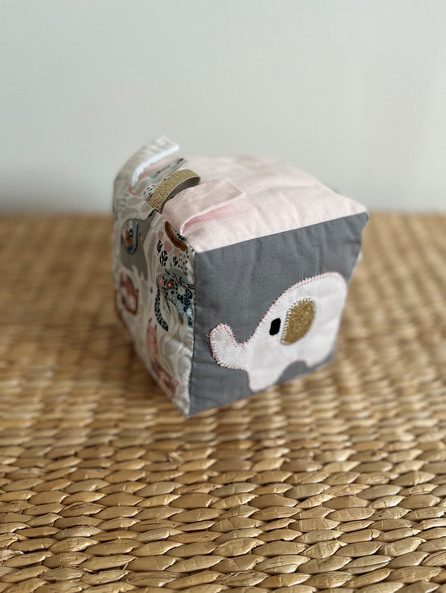 Cube éveil - Collection Eléphant - Rose clair/Gris - Fabrication artisanale