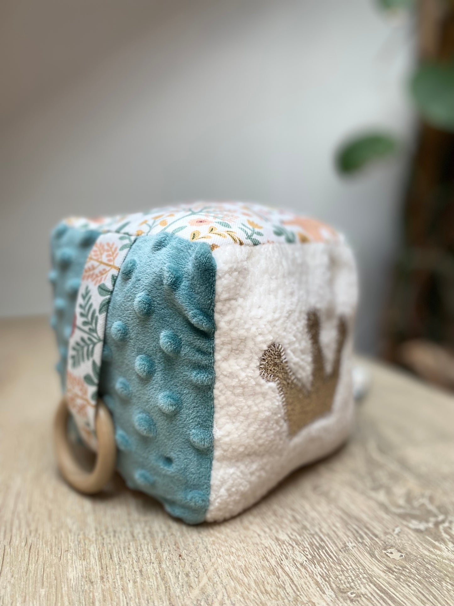 Cube éveil - Collection Licorne - Saumon / Vert - Fabrication artisanale vue motif
