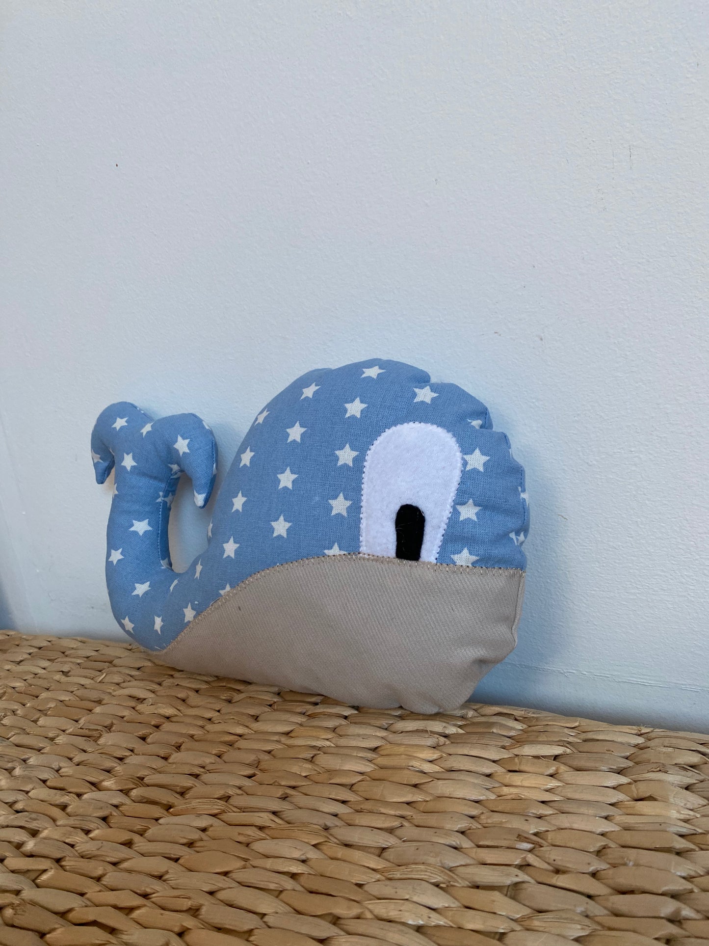 Doudou Baleine - Bleu/Taupe - Fabrication artisanale vue profil