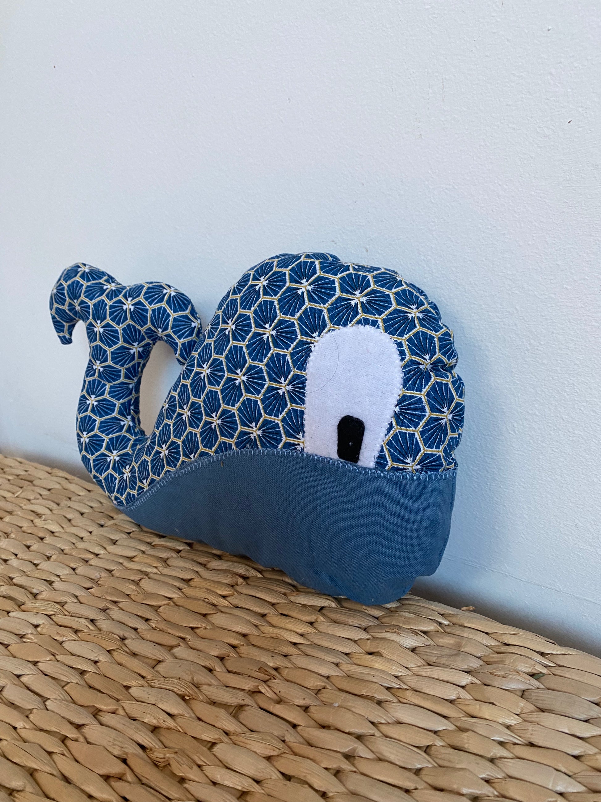 Doudou Baleine - Bleu foncé géométrique - Fabrication artisanale vue profil