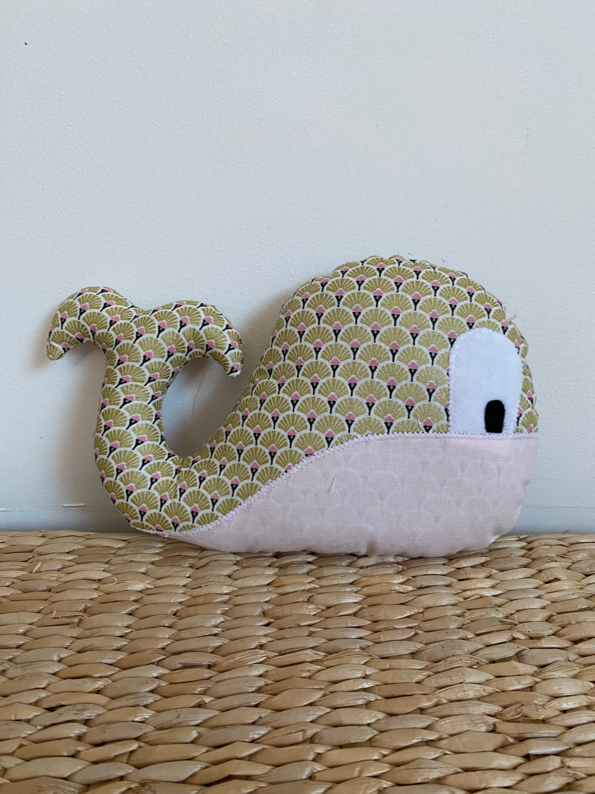 Doudou Baleine - Doré/Rose - fabrication artisanale vue profil
