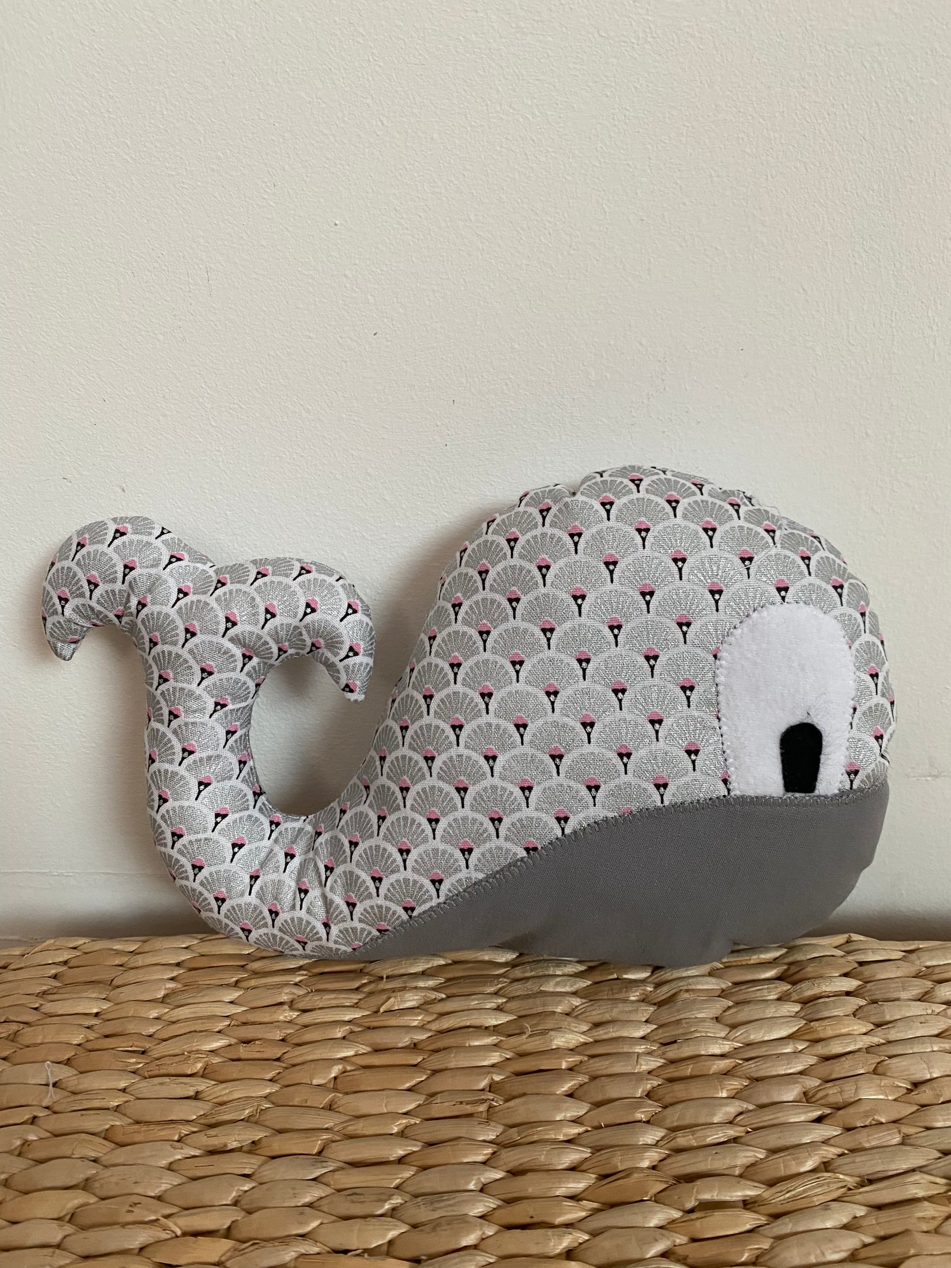 Doudou Baleine - Argenté/Gris - Fabrication artisanale vue côté