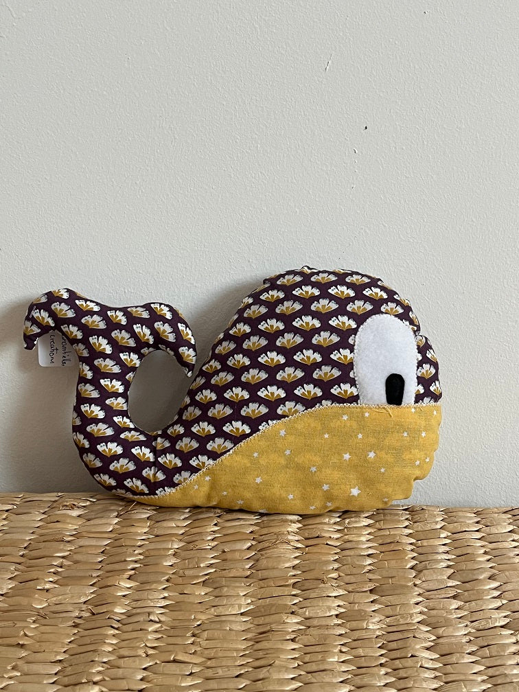 Doudou Baleine - Grenat/Moutarde - Fabrication artisanale vue face