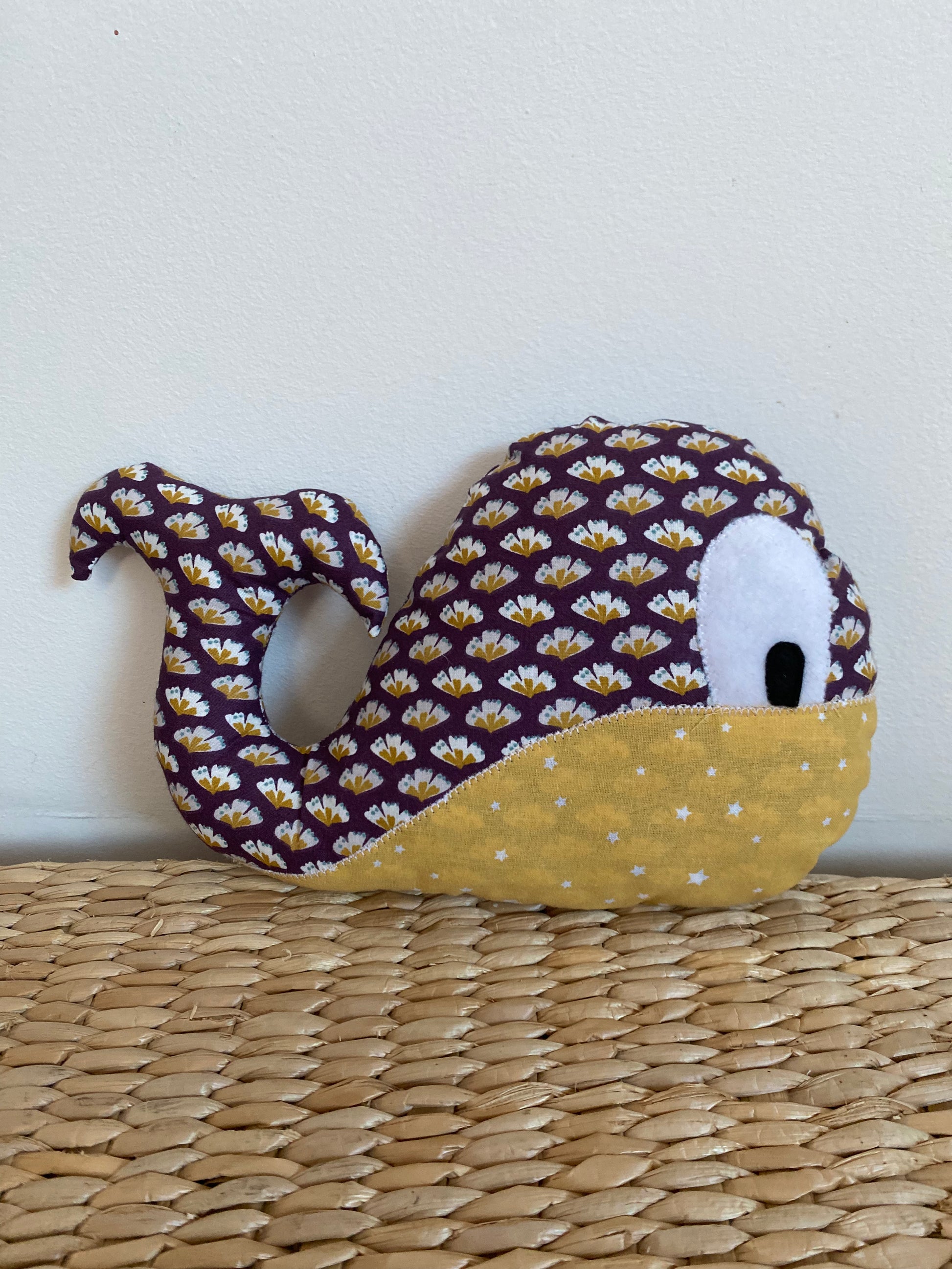 Doudou Baleine - Grenat/Moutarde - Fabrication artisanale