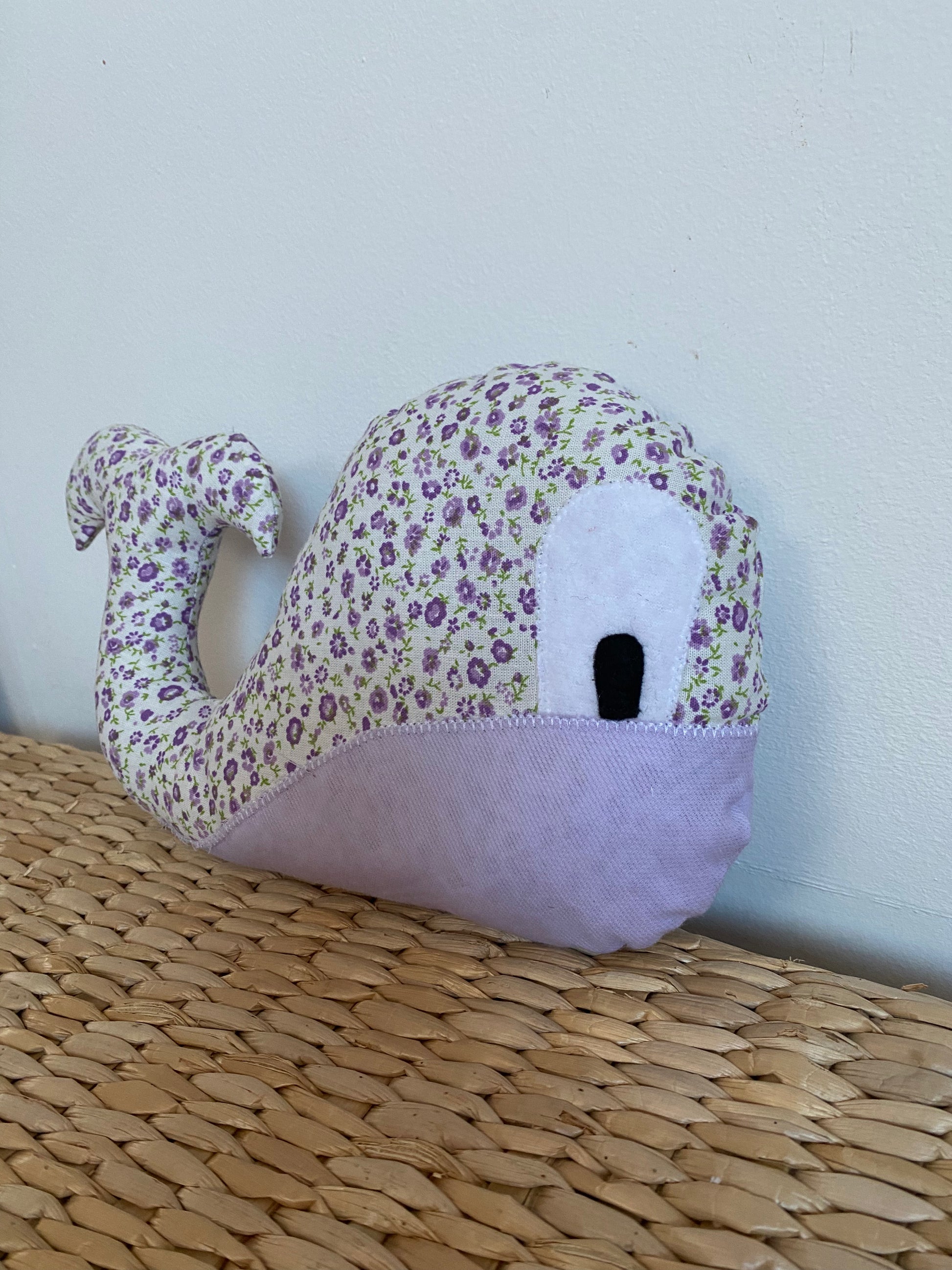 Doudou Baleine - Liberty mauve/Mauve - Fabrication artisanale vue profil