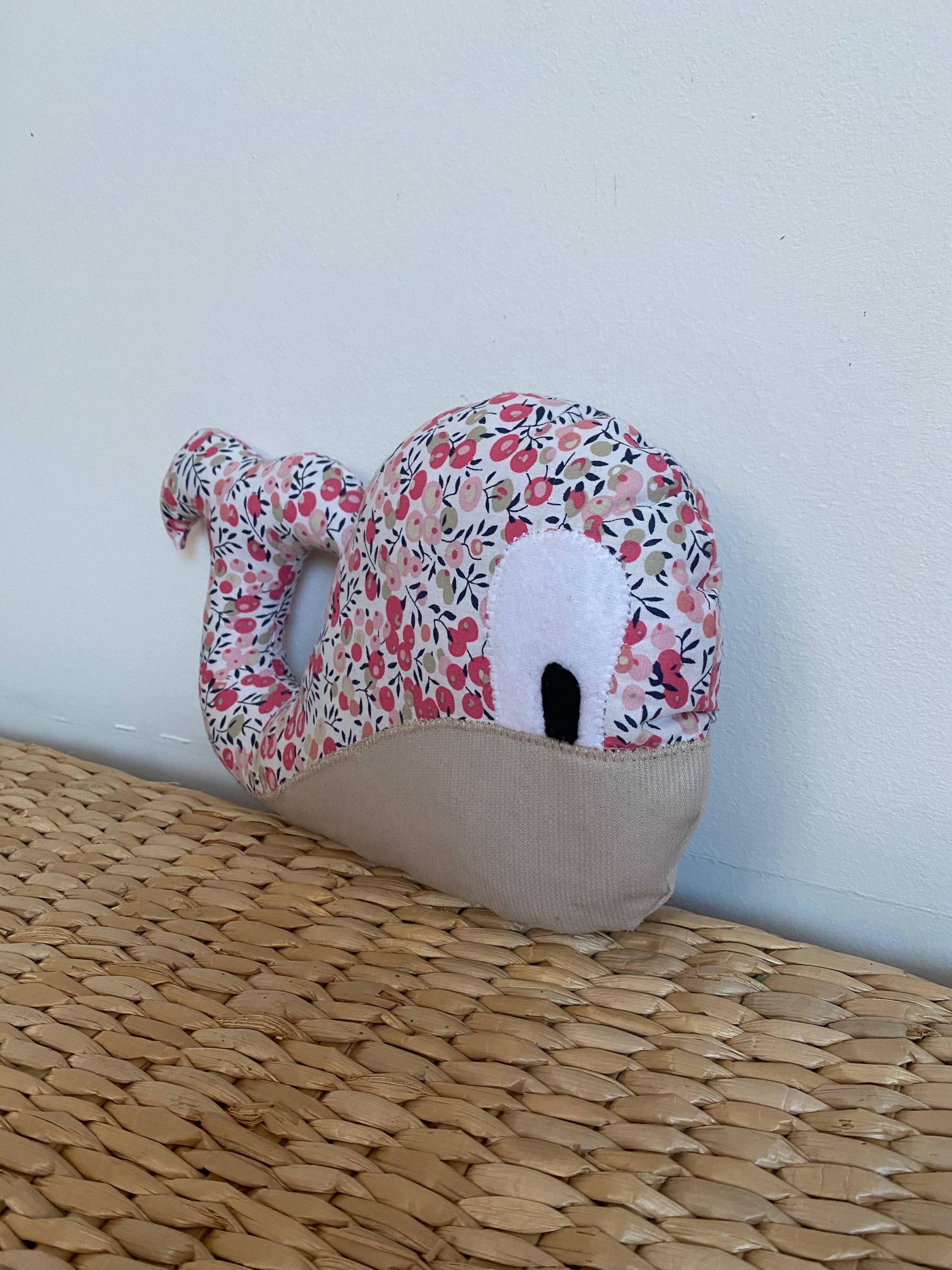 Doudou Baleine - Liberty fuchsia/Taupe - Fabrication artisanale vue profil