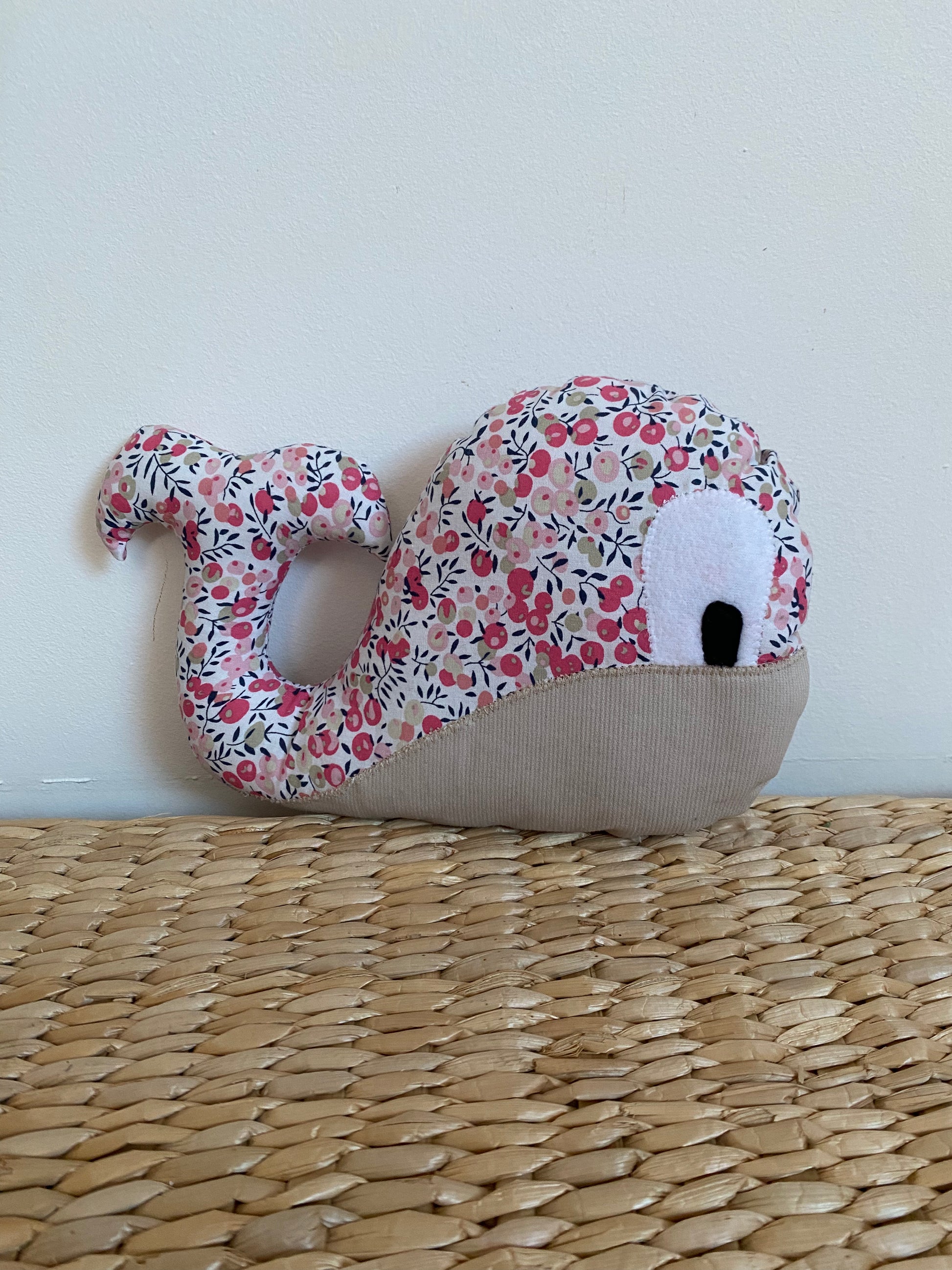 Doudou Baleine - Liberty fuchsia/Taupe - Fabrication artisanale