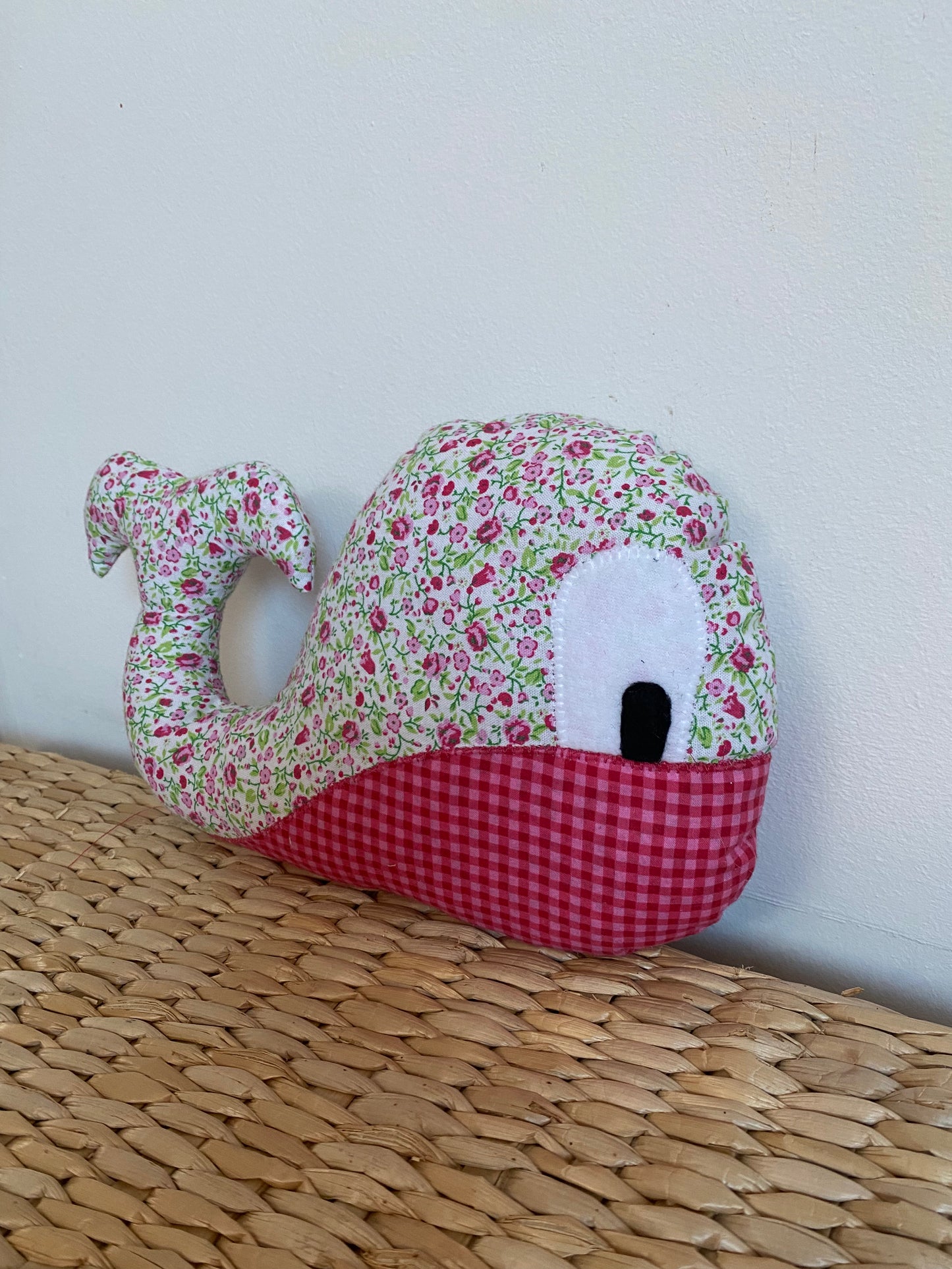 Doudou Baleine - Liberty rose fuchsia/Fuchsia - Fabrication artisanale vue profil