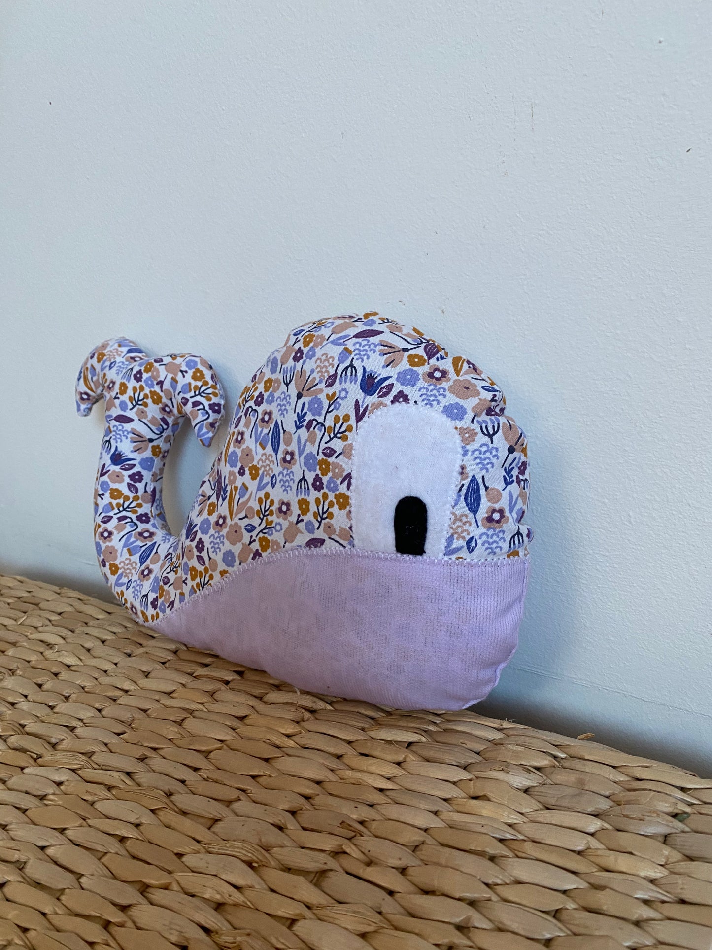 Doudou Baleine - Liberty violet/Mauve - Fabrication artisanale vue profil