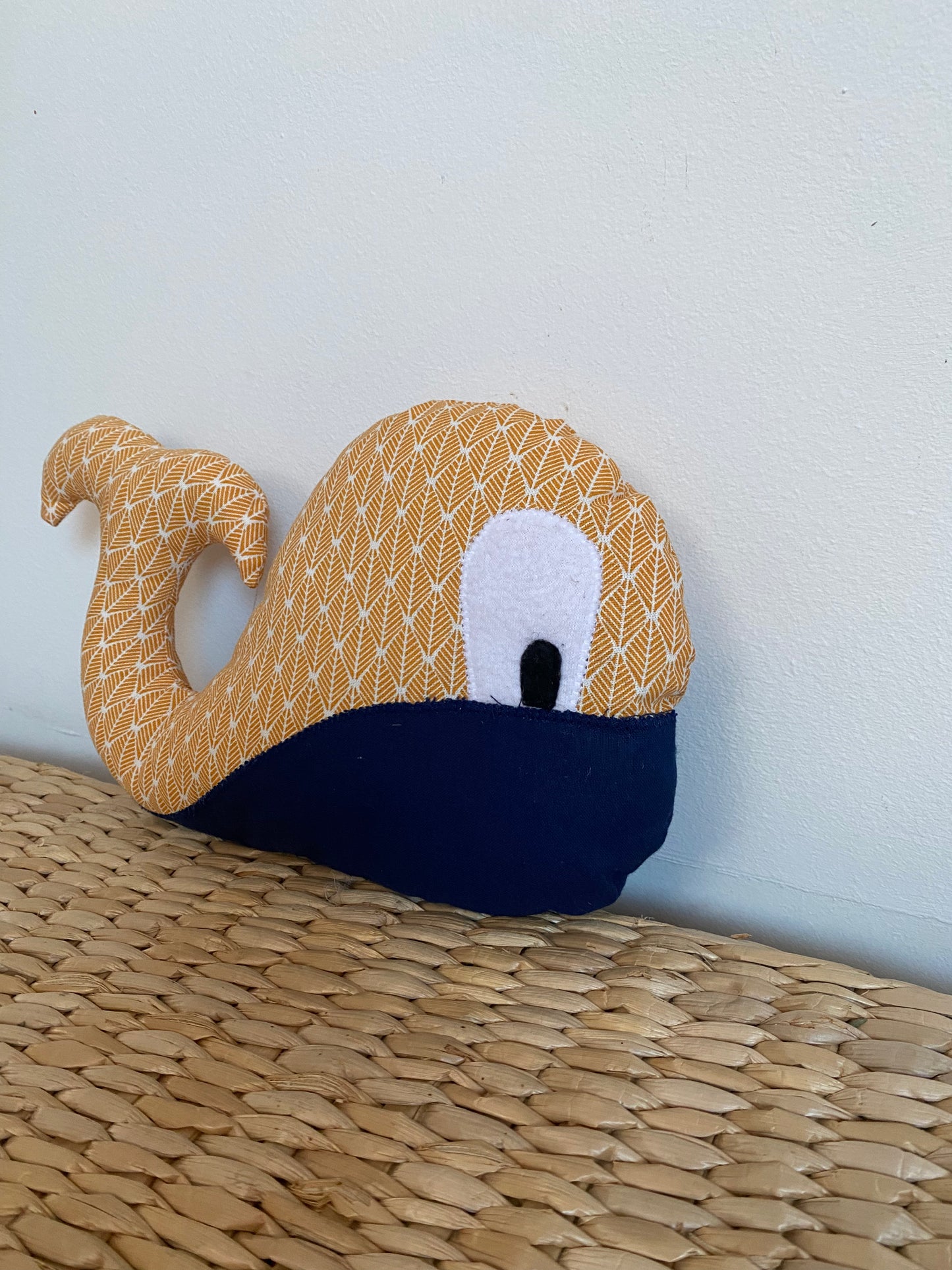 Doudou Baleine - Moutarde/Bleu marine - Fabrication artisanale vue profil