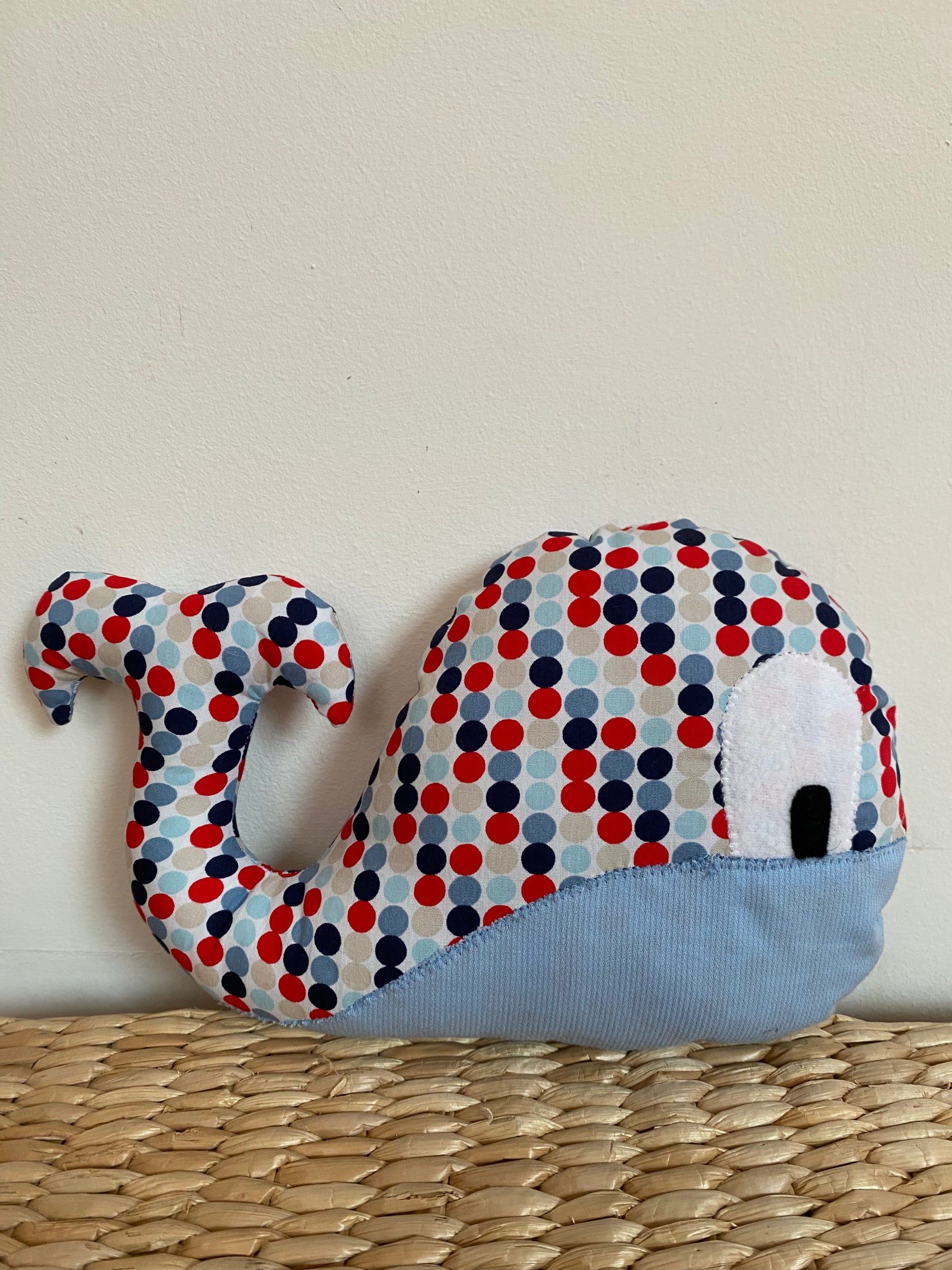 Doudou Baleine - Pois multicolores/Bleu - Fabrication artisanale vue côté