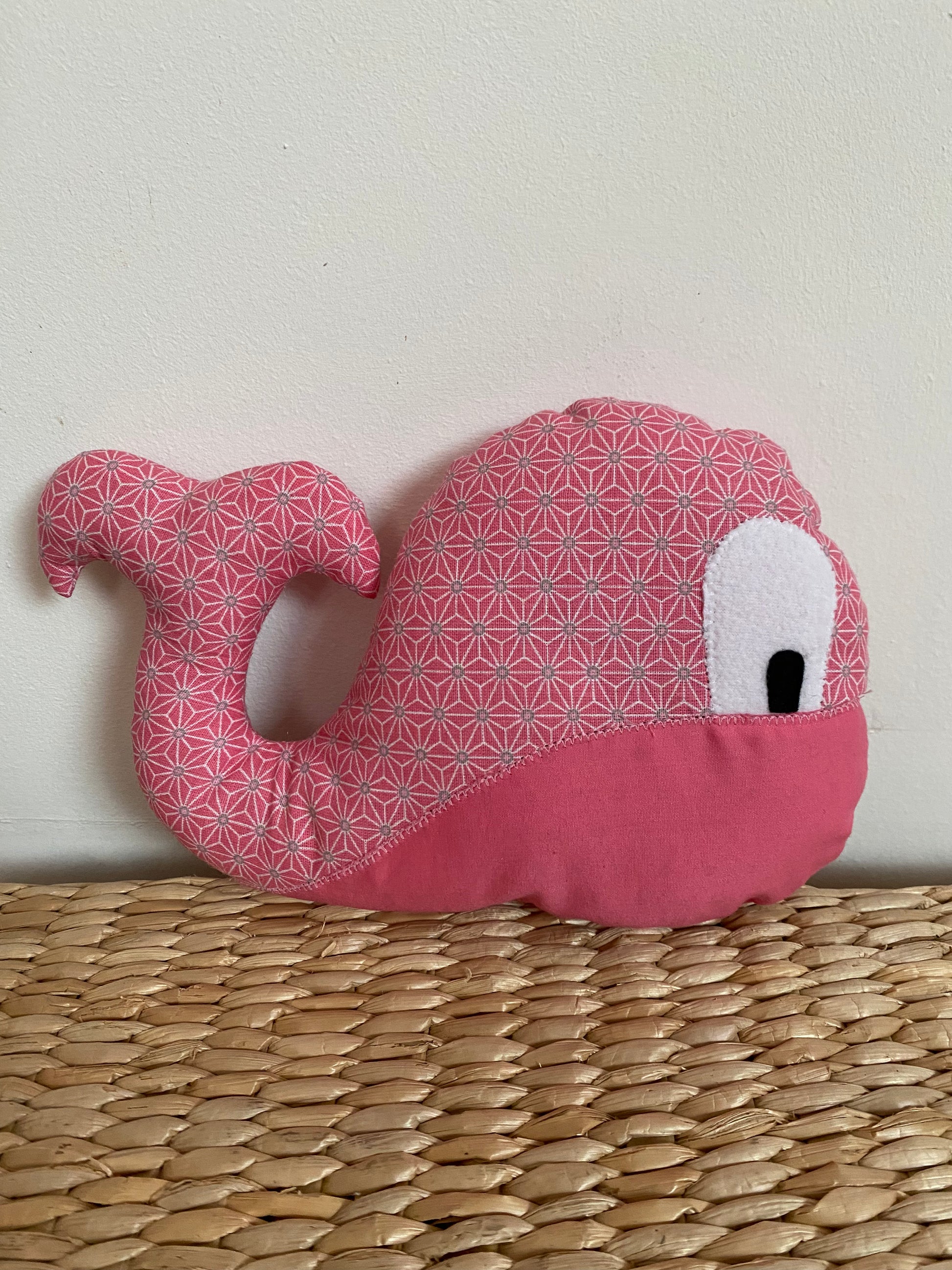Doudou Baleine - Rose foncé/Rose - Fabrication artisanale vue côté