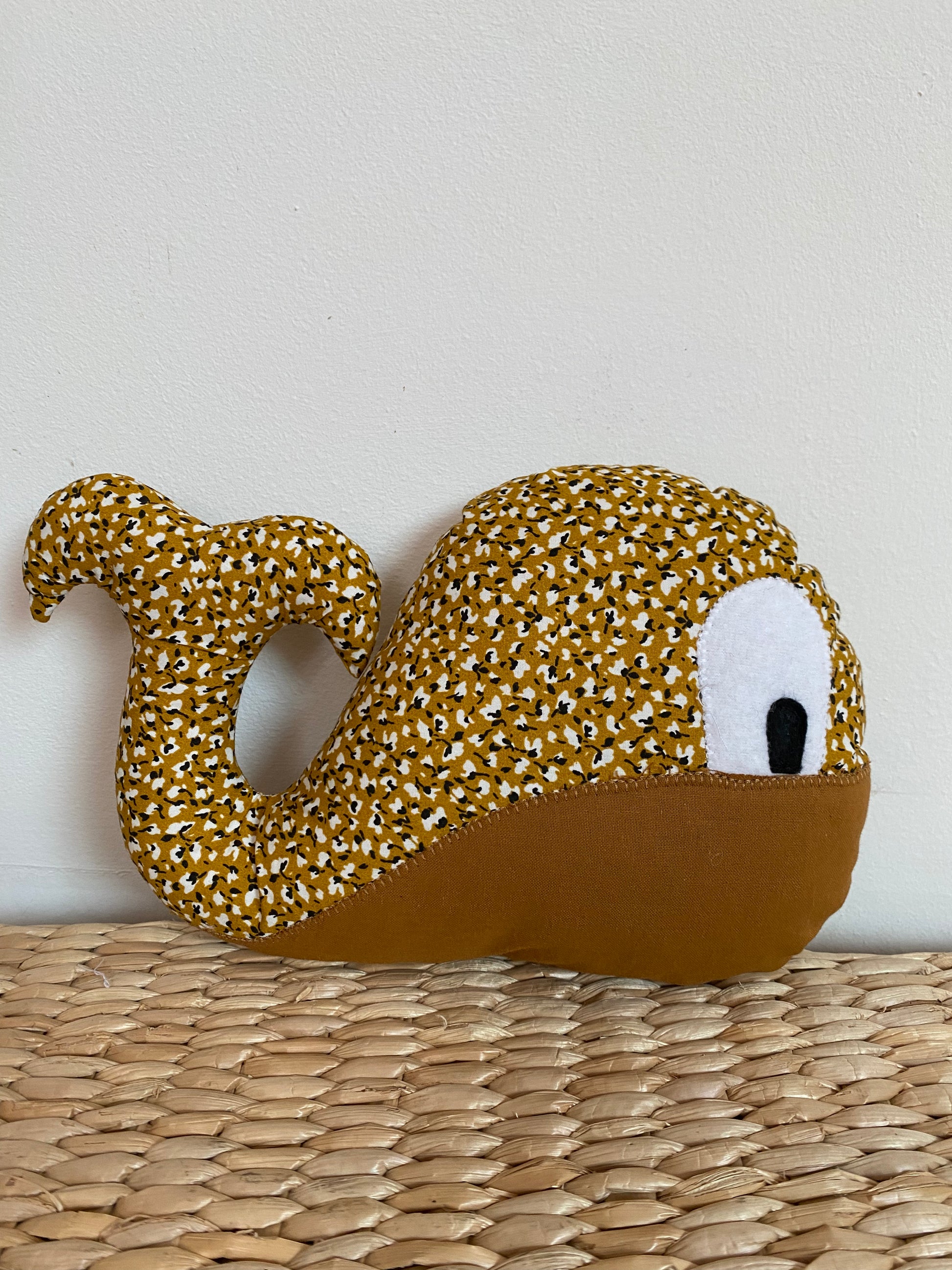 Doudou Baleine - Ocre/Marron - Fabrication artisanale - vue côté