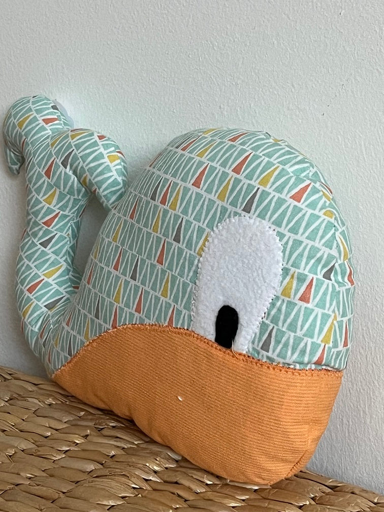 Doudou Baleine - Bleu/orange - Fabrication artisanale vue profil