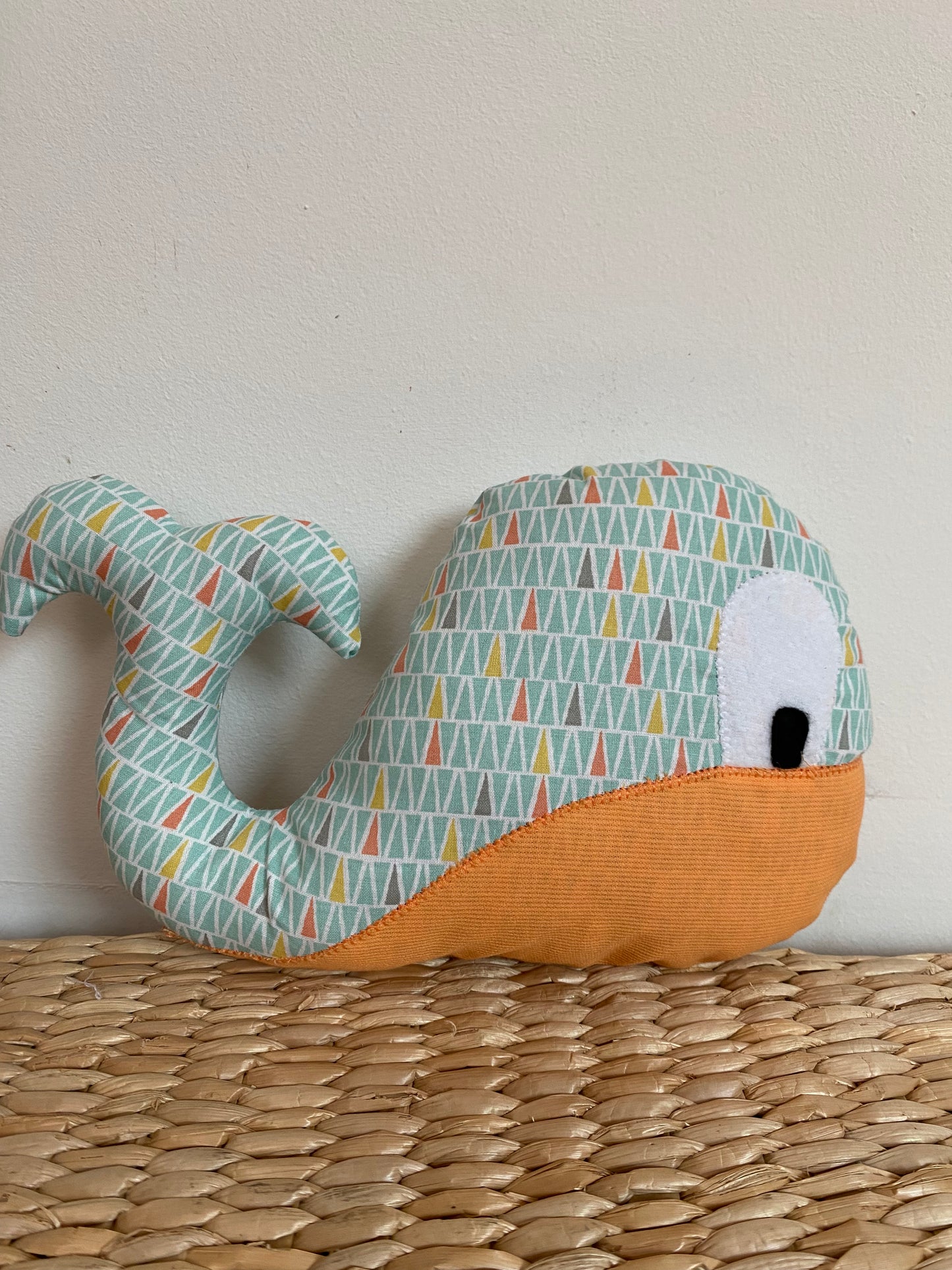 Doudou Baleine - Bleu/orange - Fabrication artisanale vue côté