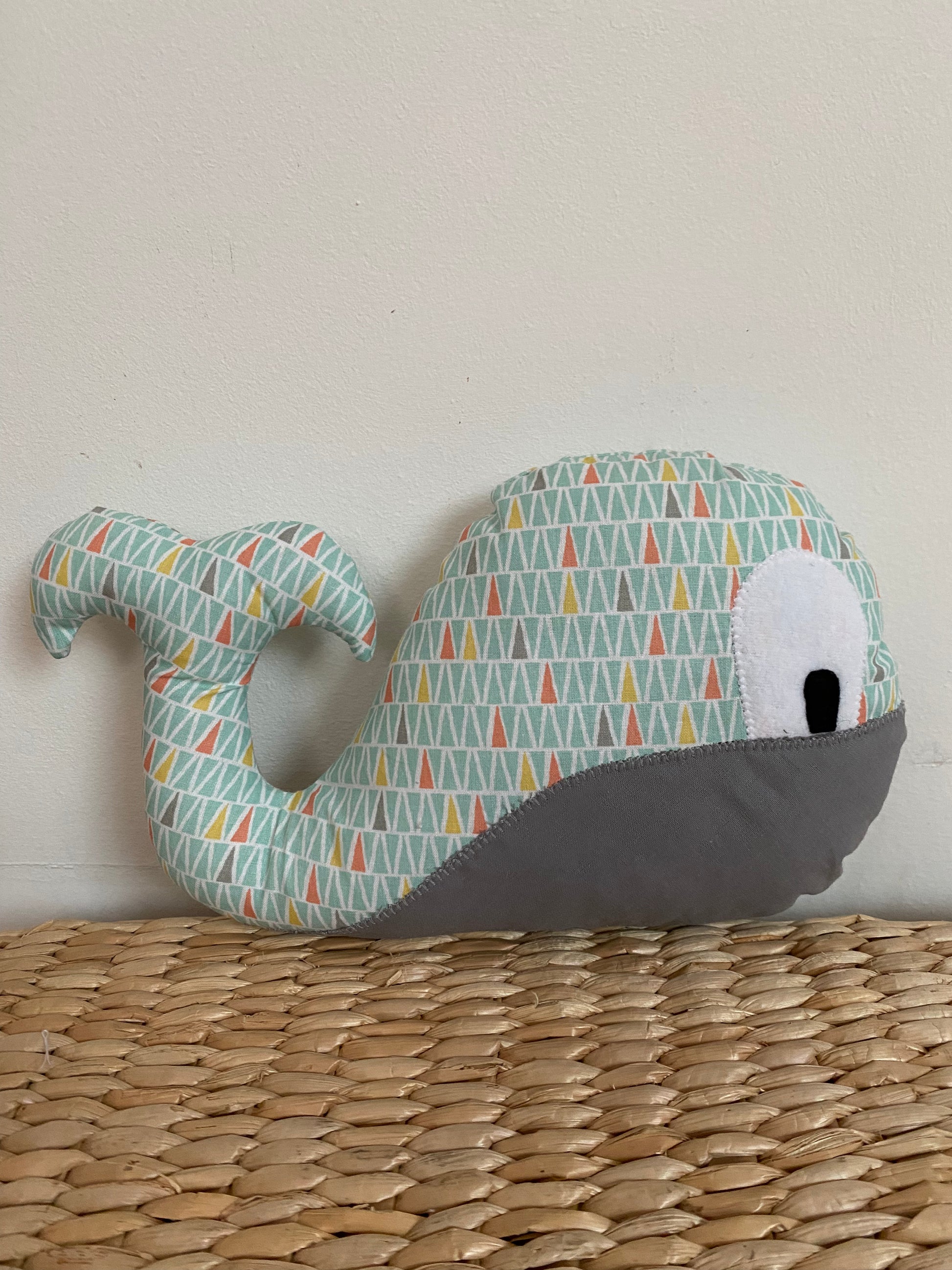 Doudou Baleine - Vert d'eau/Gris - Fabrication artisanale vue profil