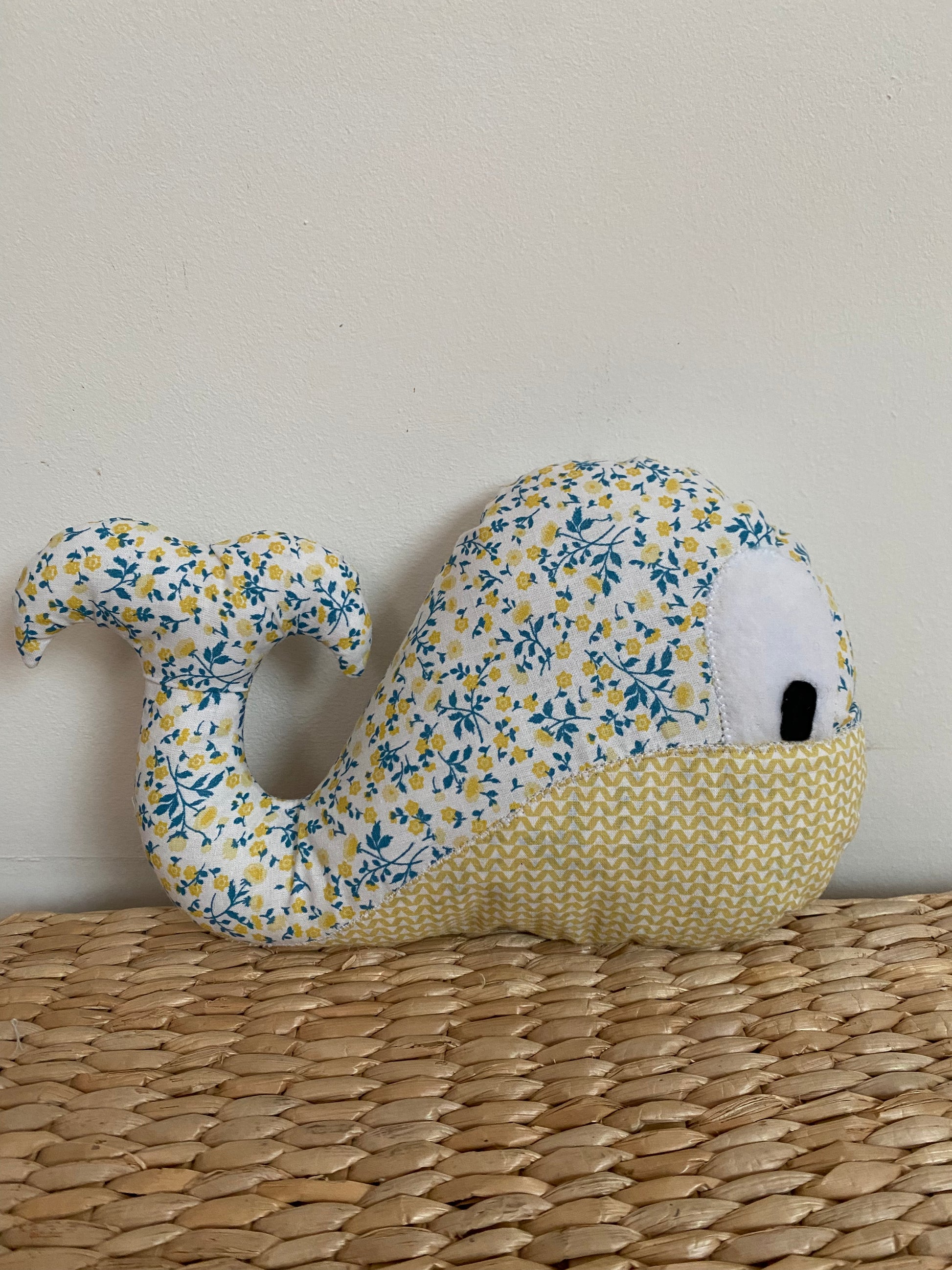 Doudou Baleine - Jaune bleu/Jaune - Fabrication artisanale - vue profil