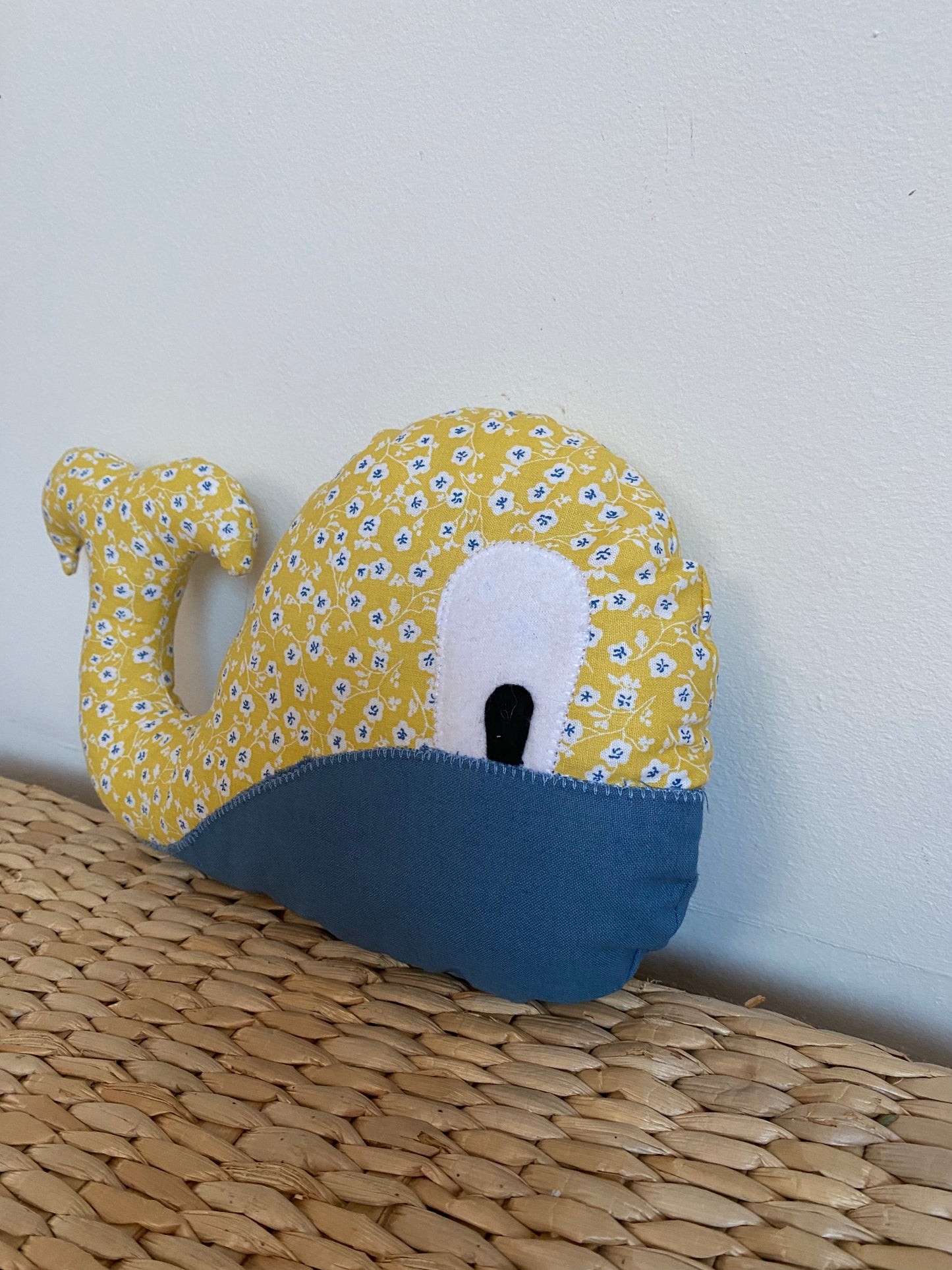 Doudou Baleine - Jaune/Bleu - Fabrication artisanale vue profil