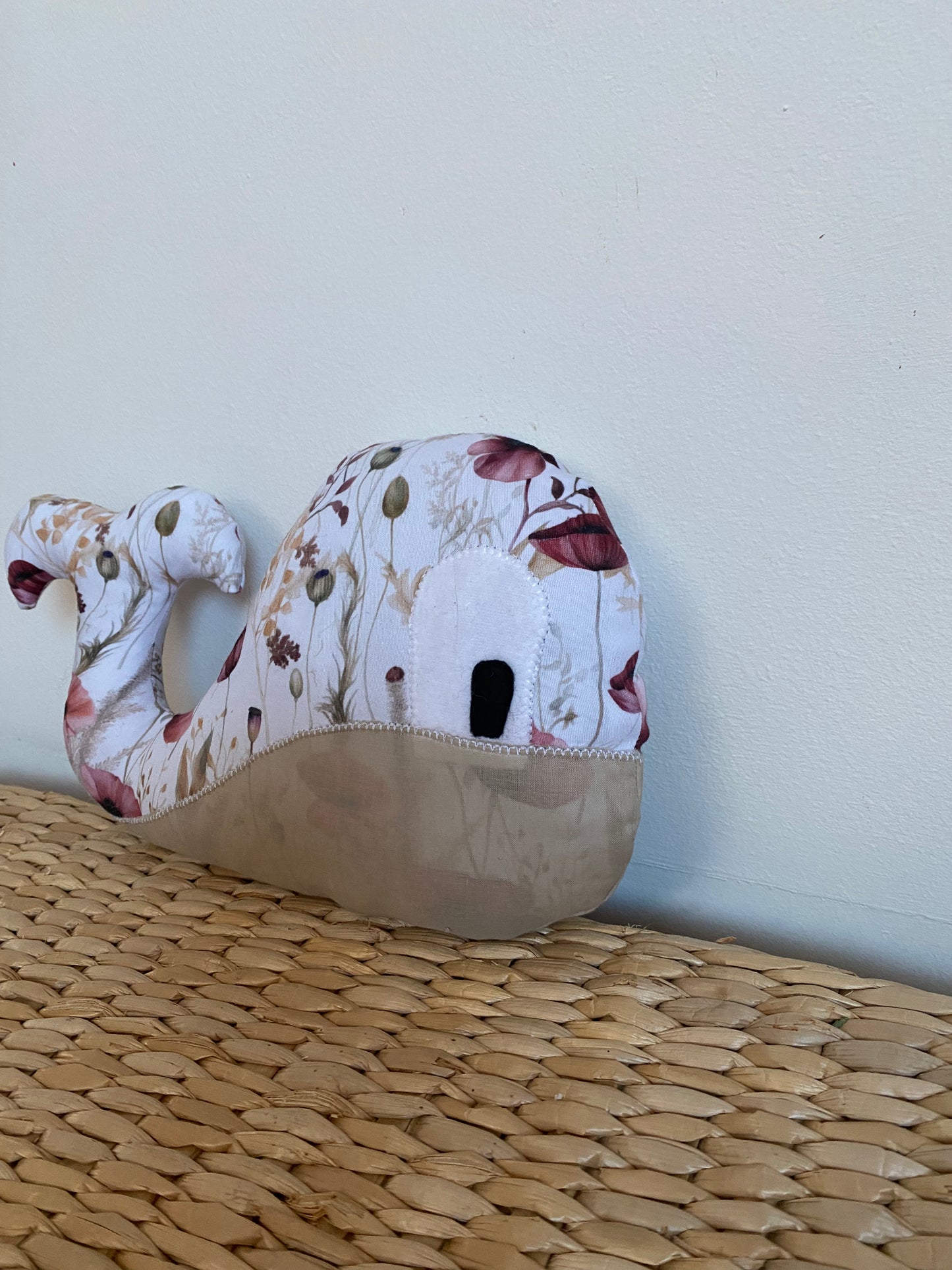 Doudou Baleine - Fleur/Taupe - fabrication artisanale vue profil