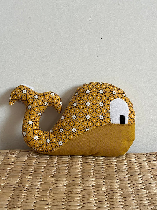 Doudou Baleine - Moutarde géométrique - Fabrication artisanale vue face
