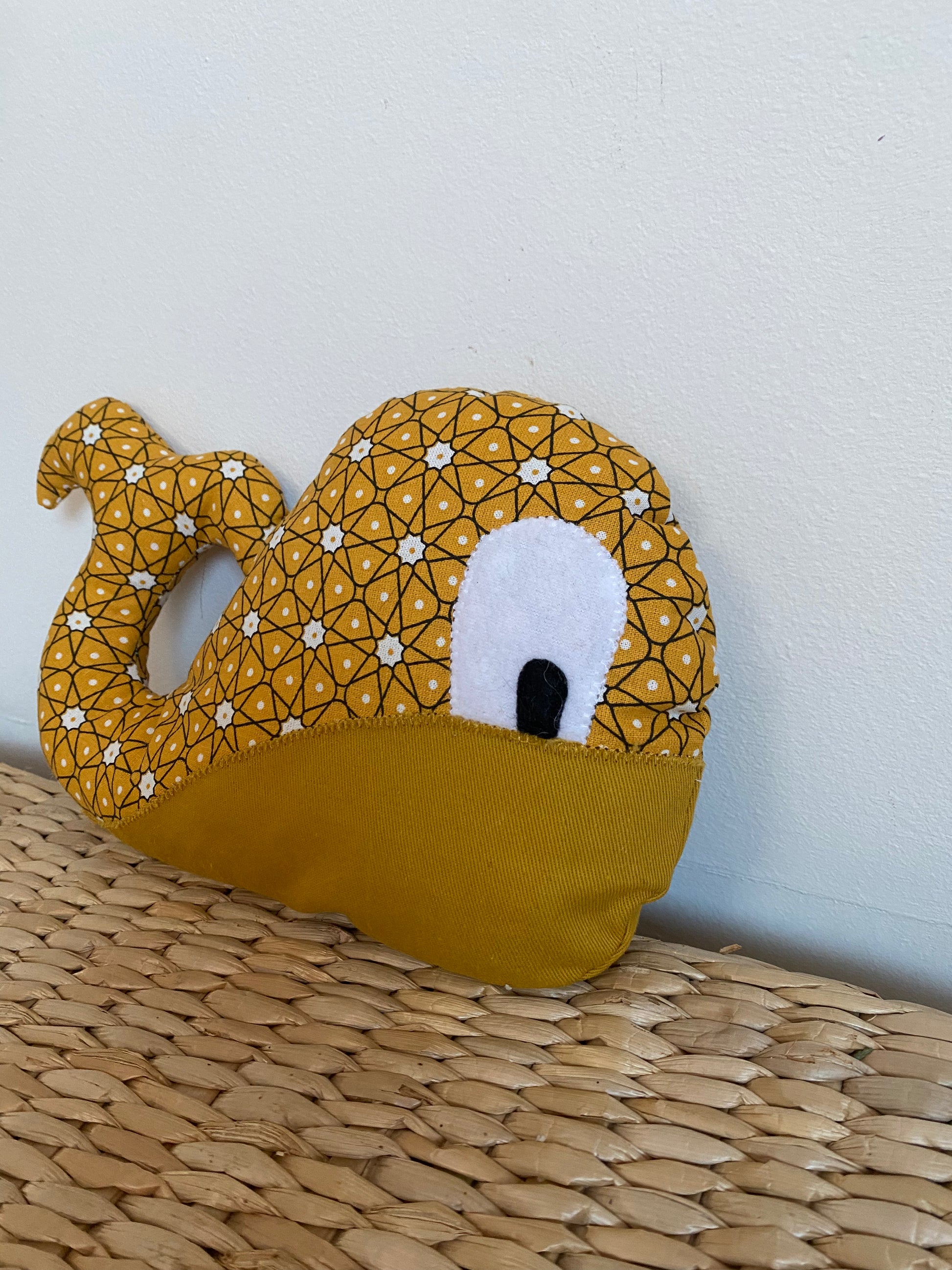 Doudou Baleine - Moutarde géométrique - Fabrication artisanale vue profil