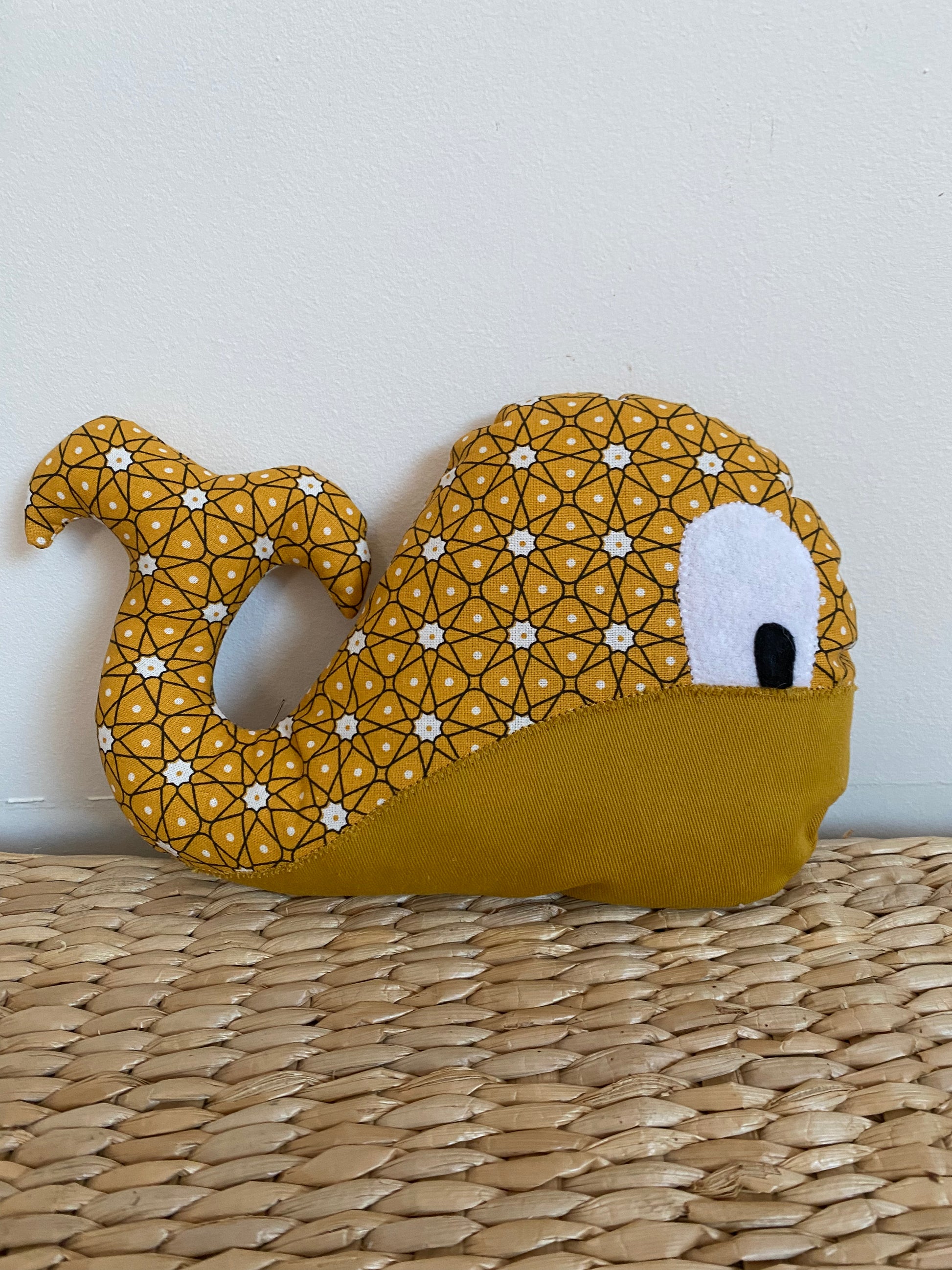Doudou Baleine - Moutarde géométrique - Fabrication artisanale