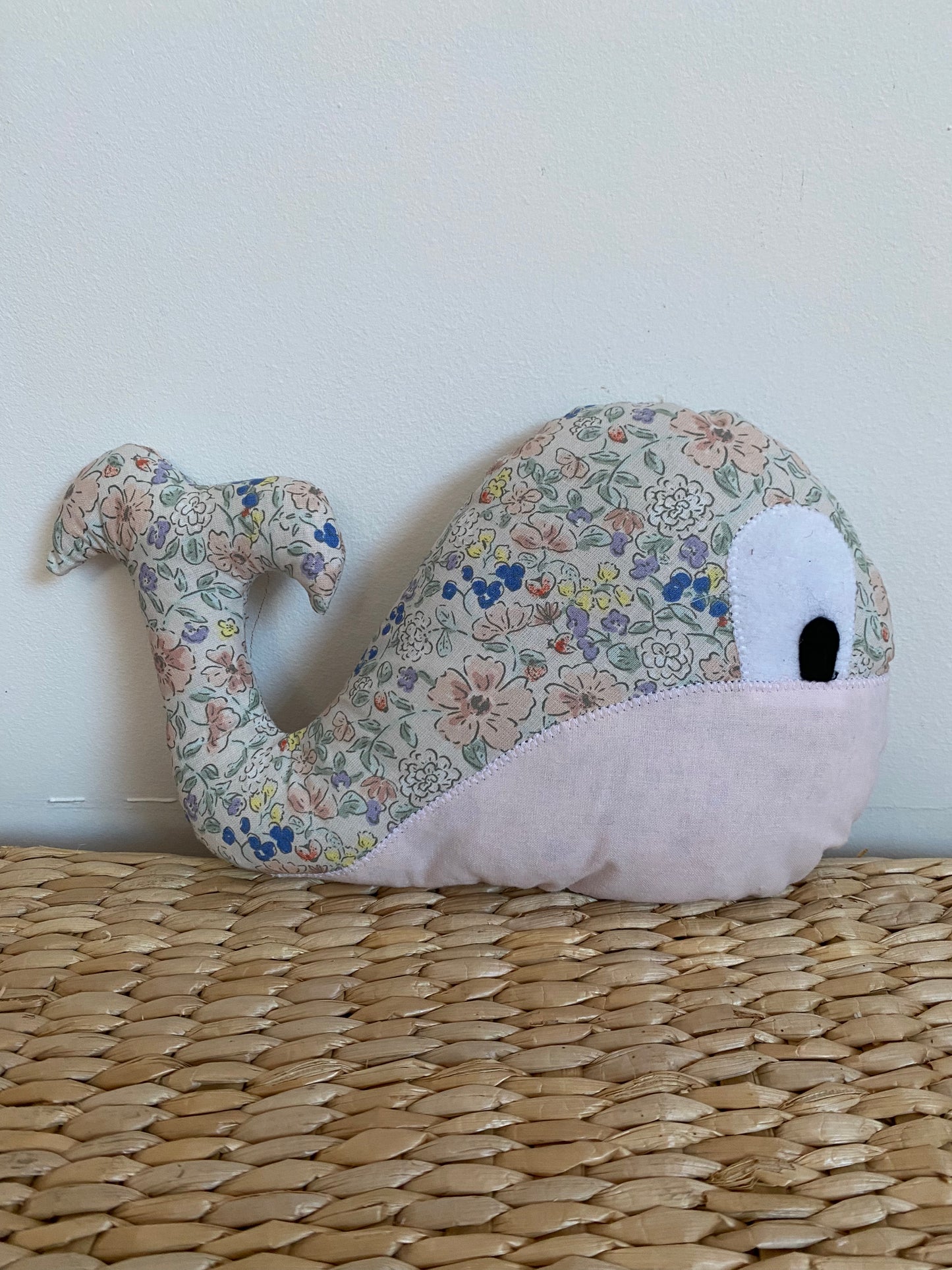 Doudou Baleine - Fleuri/Rose - Fabrication artisanale vue côté