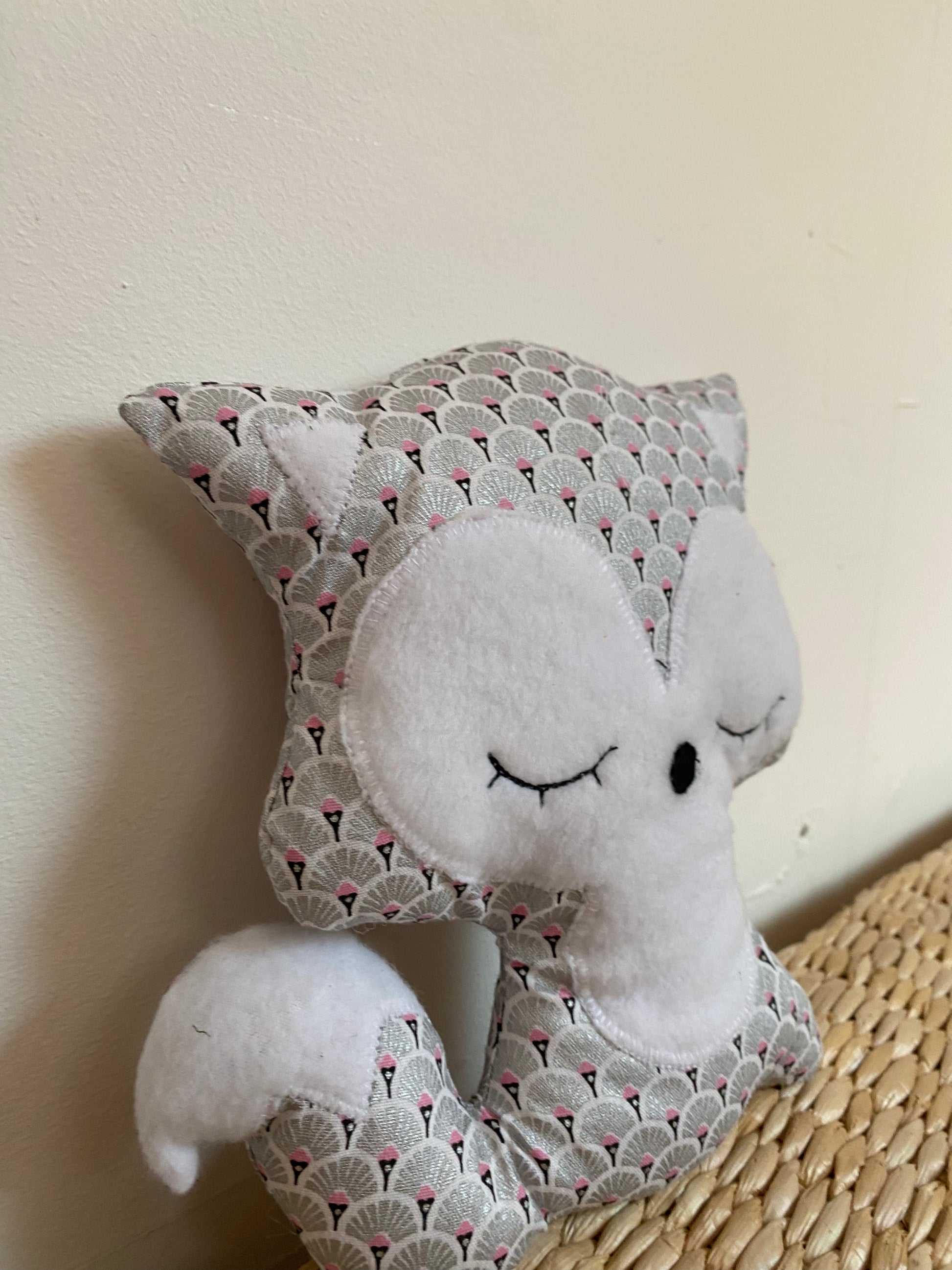 Doudou Renard moyen - Eventails argenté - Fabrication artisanale vue côté