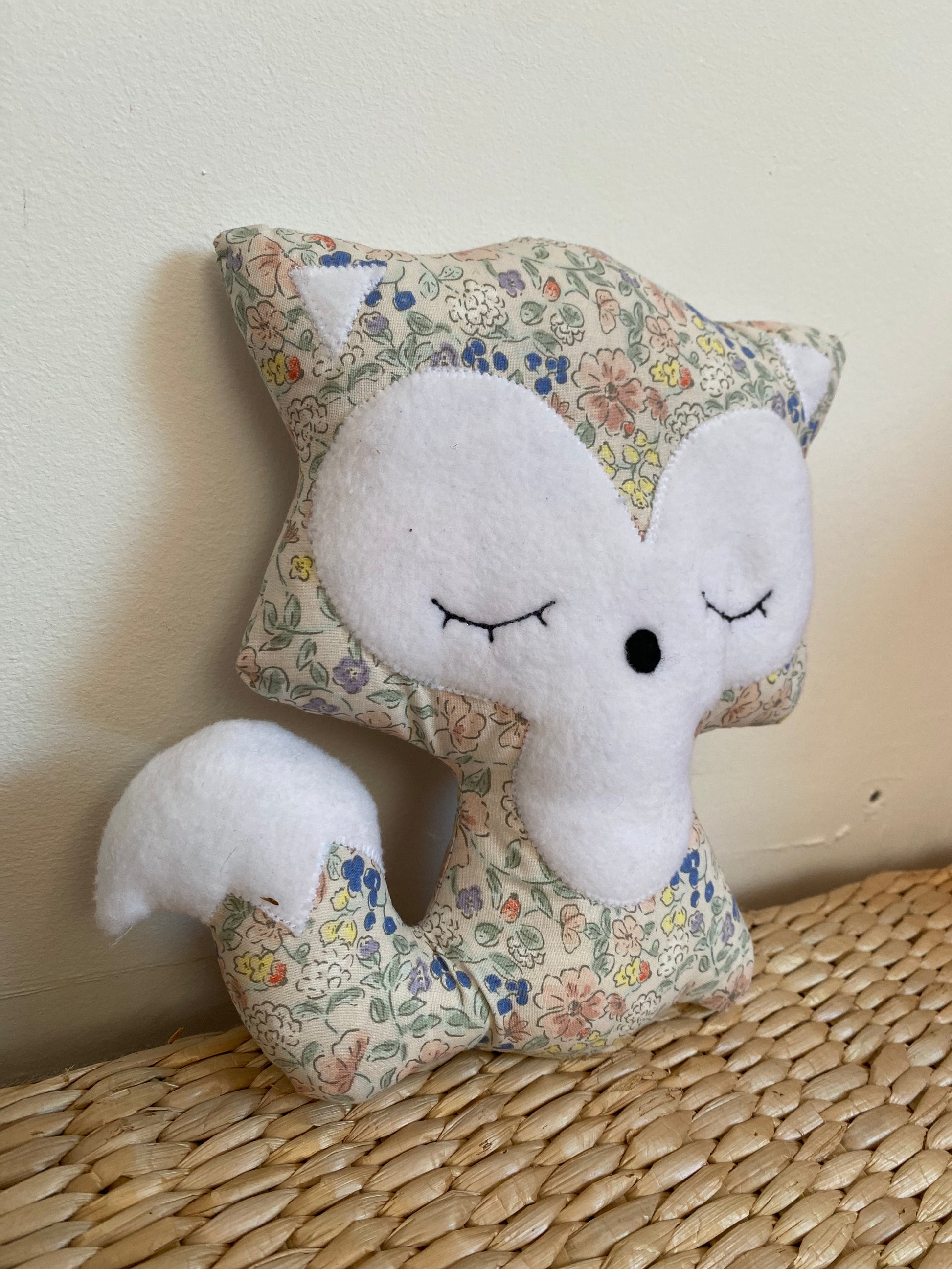 Doudou Renard moyen - Fleuri pastel - fabrication artisanale vue côté