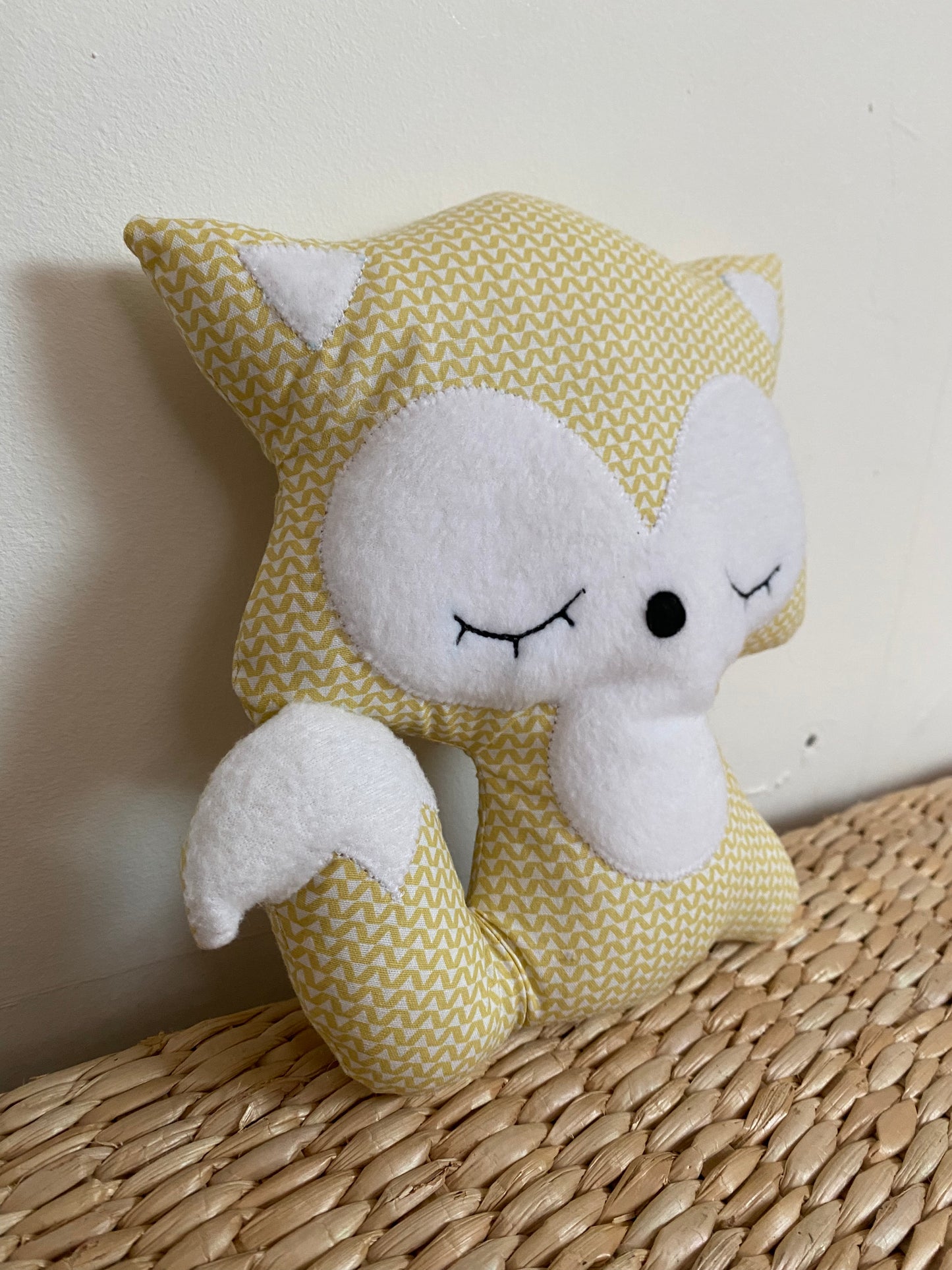 Doudou Renard moyen - Jaune géométriques - fabrication artisanale vue côté