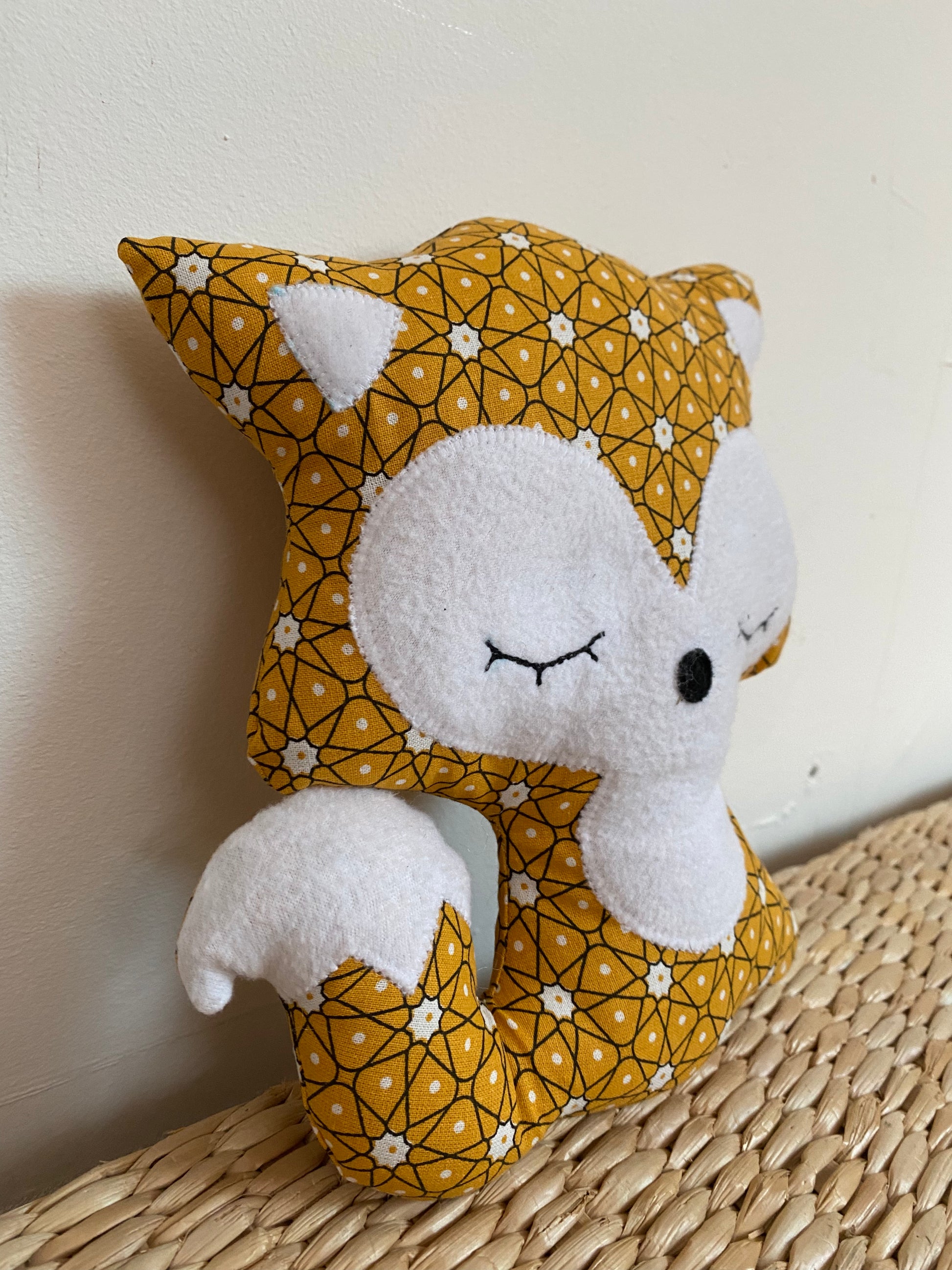 Doudou Renard moyen - Moutarde géomètrique - Fabrication artisanale vue côté
