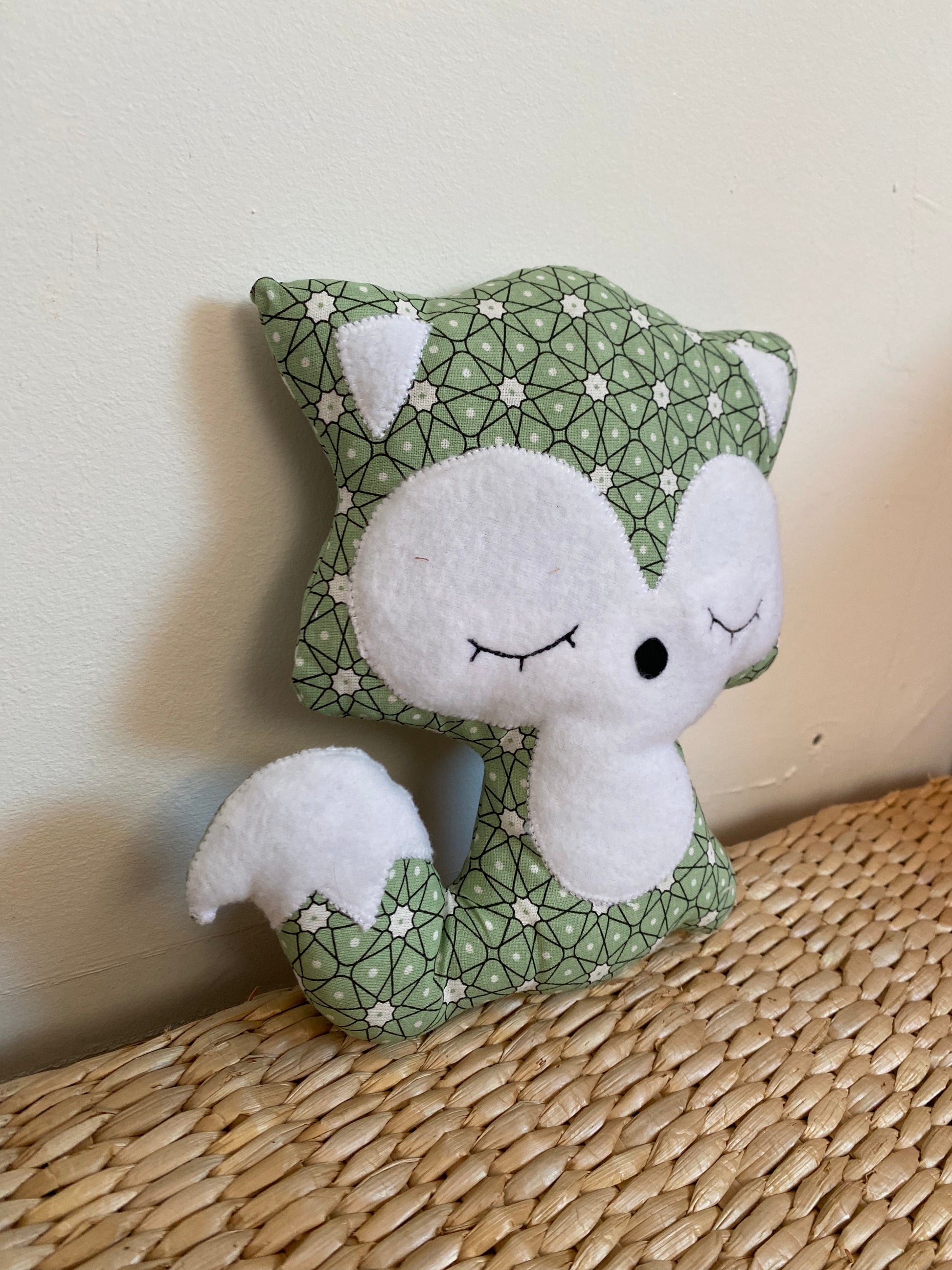 Doudou Renard moyen - Pistache géométrique - fabrication artisan vue côté