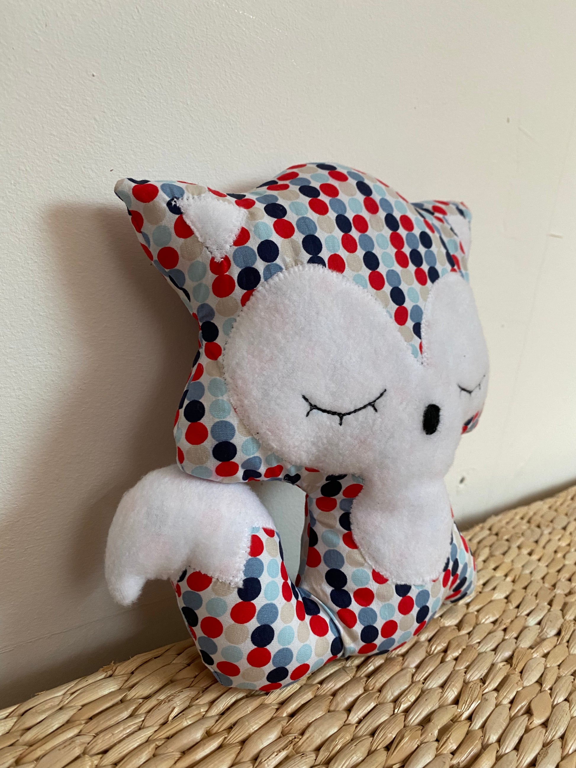 Doudou Renard moyen - Pois bleu et rouge - Fabrication artisanale vue côté