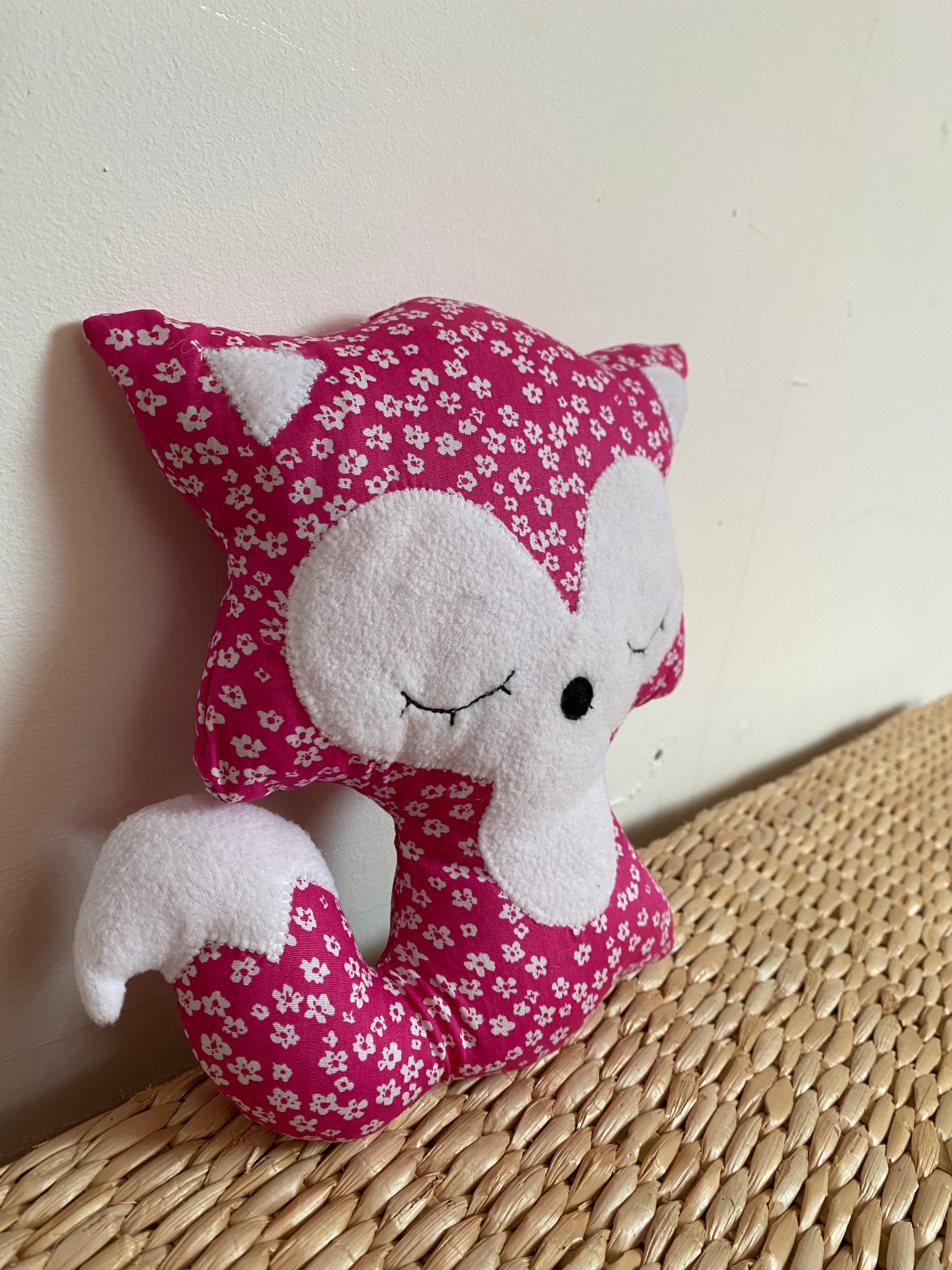 Doudou Renard moyen - Rose fuchsia fleur - fabrication artisanale vue profil
